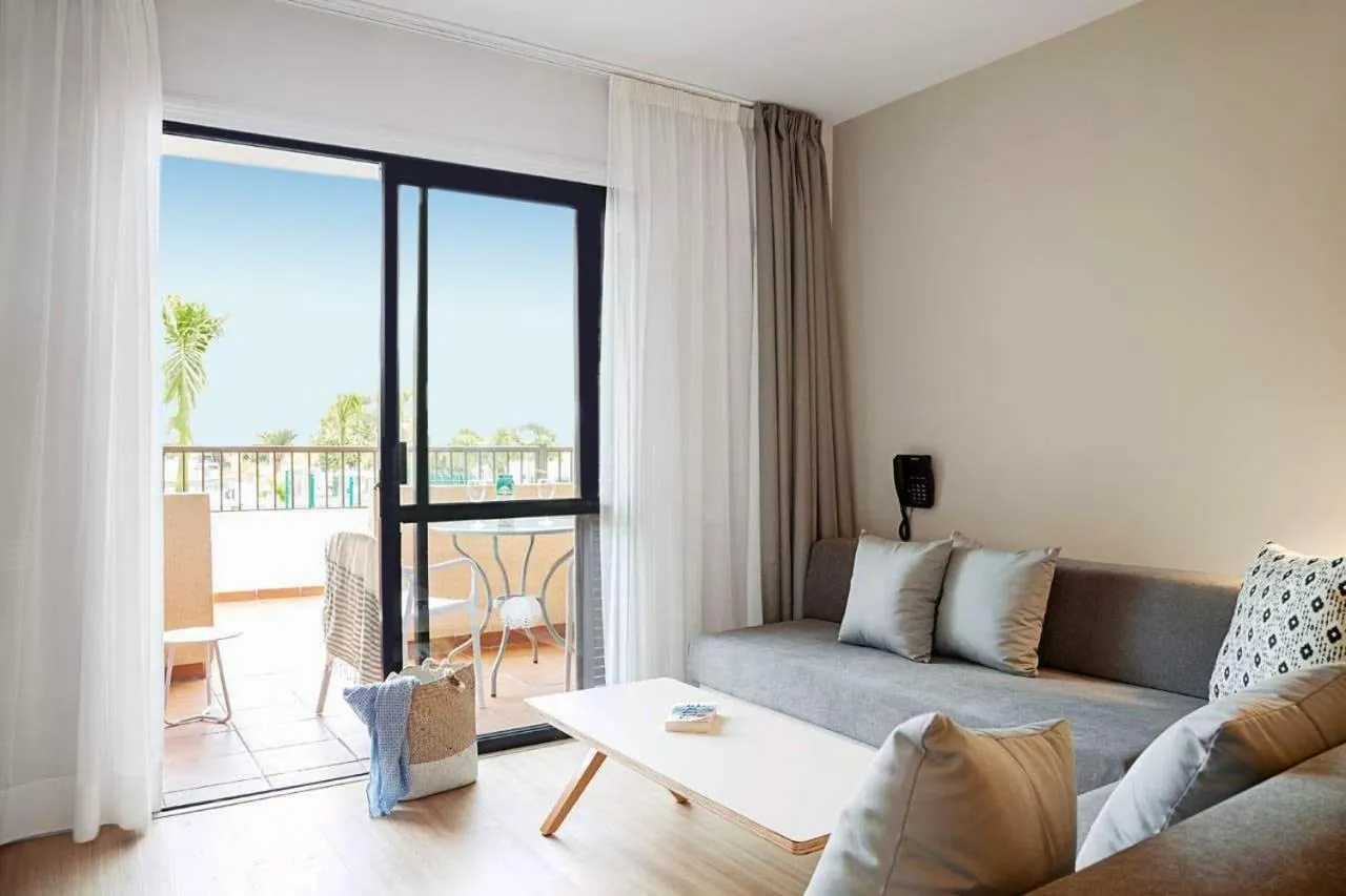 Photo of the whole room, Bed in Coral Compostela Beach