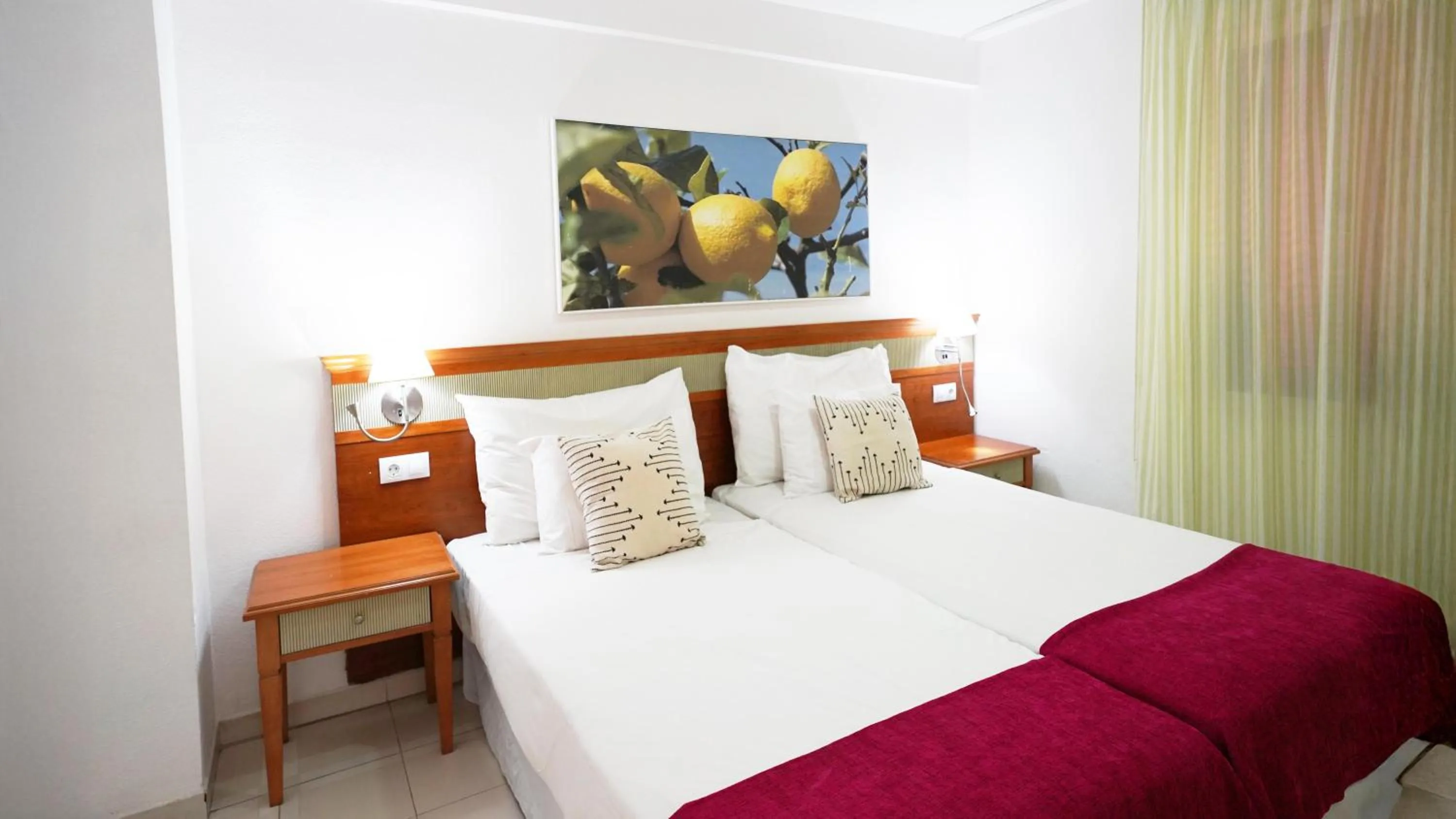Photo of the whole room, Bed in Coral Compostela Beach
