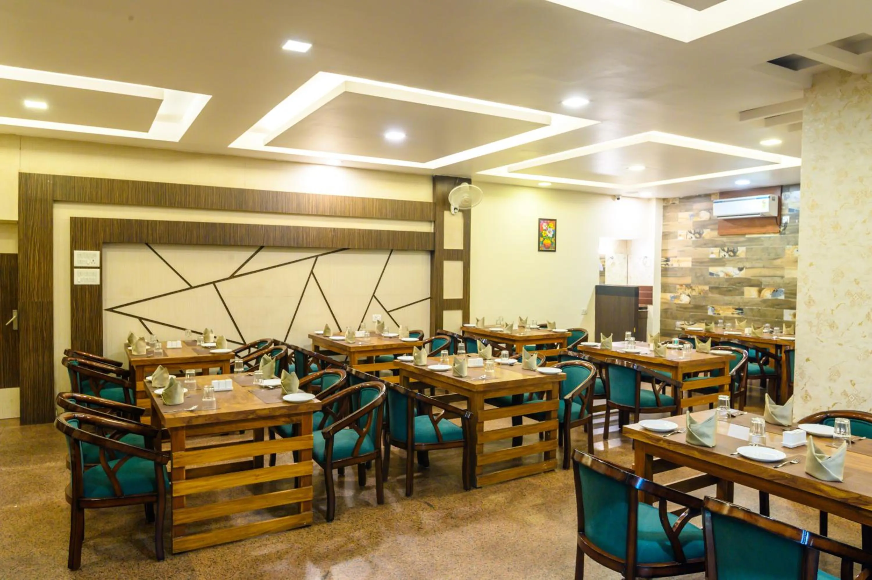 Restaurant/places to eat in Biznotel by Pride, Deoghar