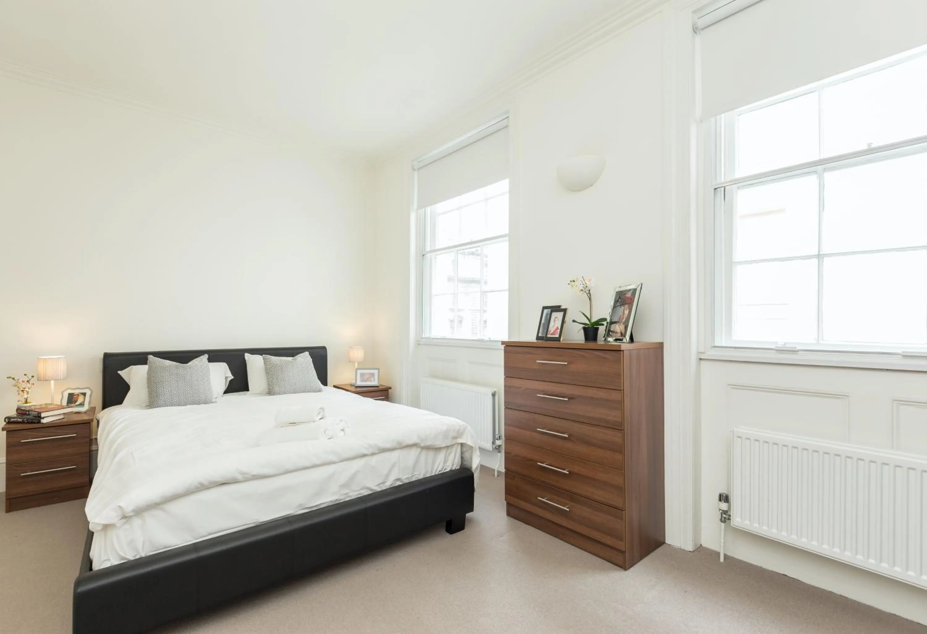 Bed in Covent Garden 2BR - Urban Chic Apartment