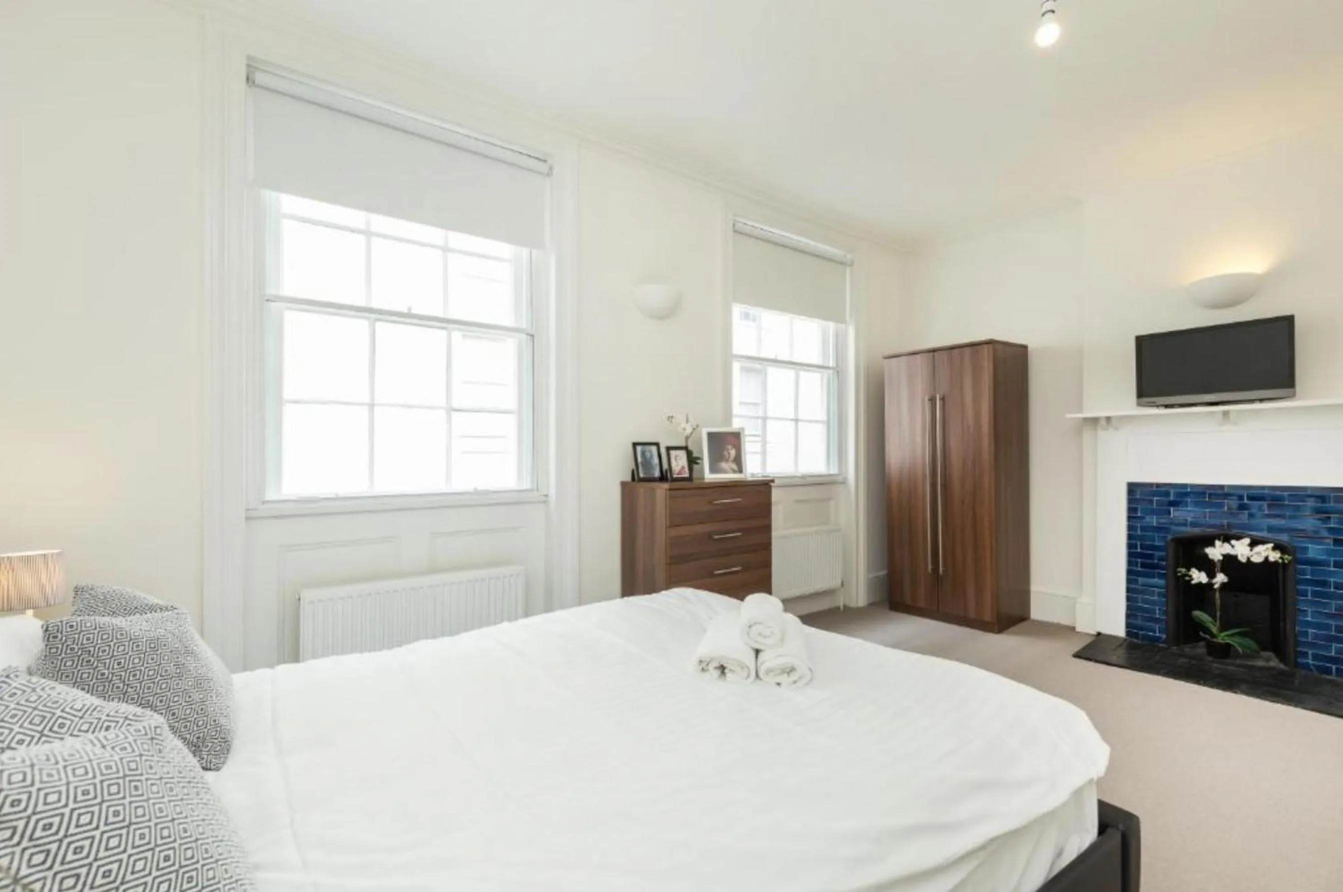 Bed in Covent Garden 2BR - Urban Chic Apartment