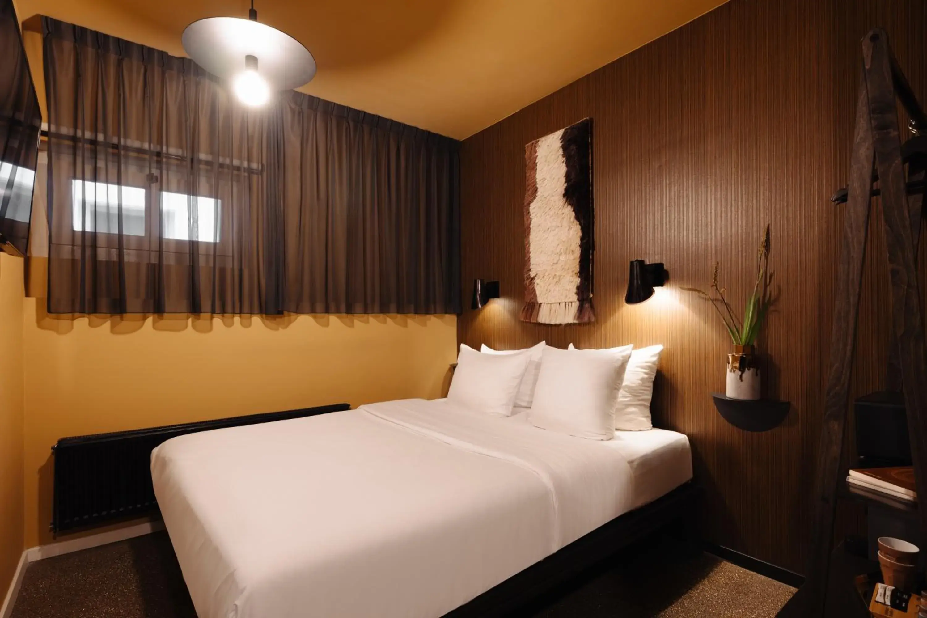 Small Basement Room in Hotel V Frederiksplein Small Basement Room in Hotel V Frederiksplein