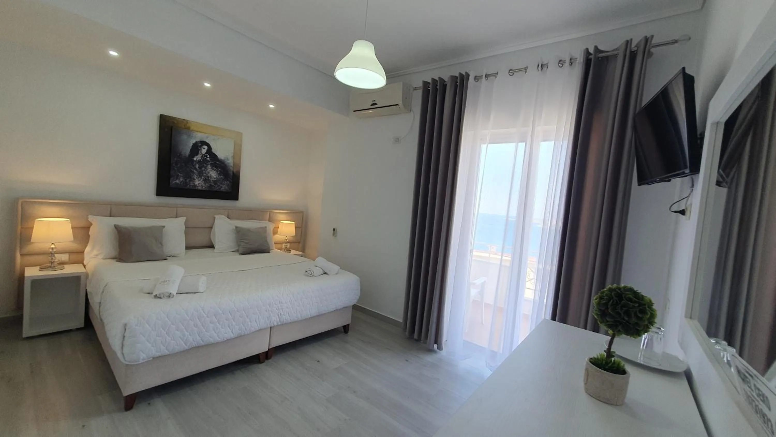 TV and multimedia, Bed in Ceko Hotel