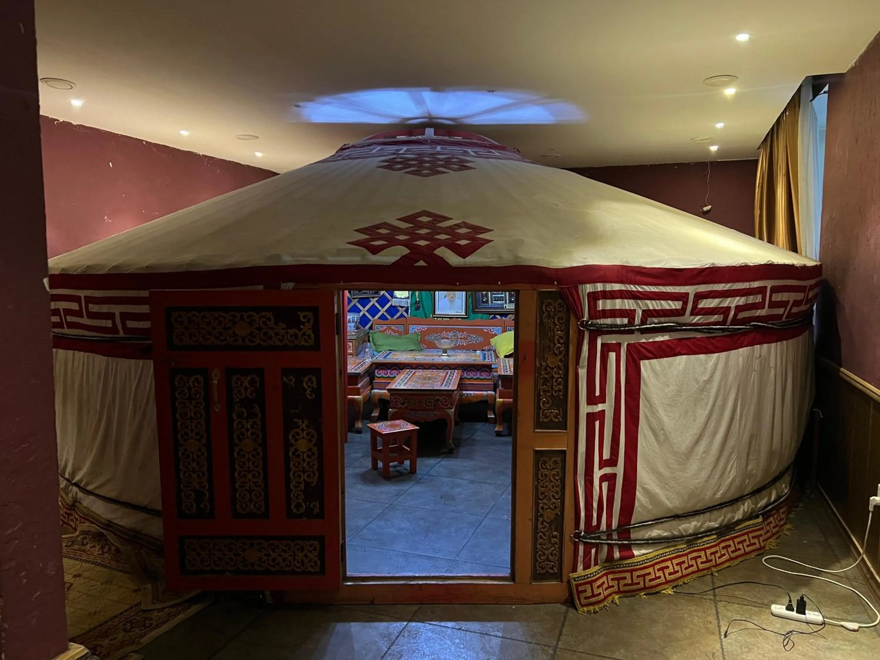 Restaurant/places to eat in Negdelchin Hotel & Service Apartment