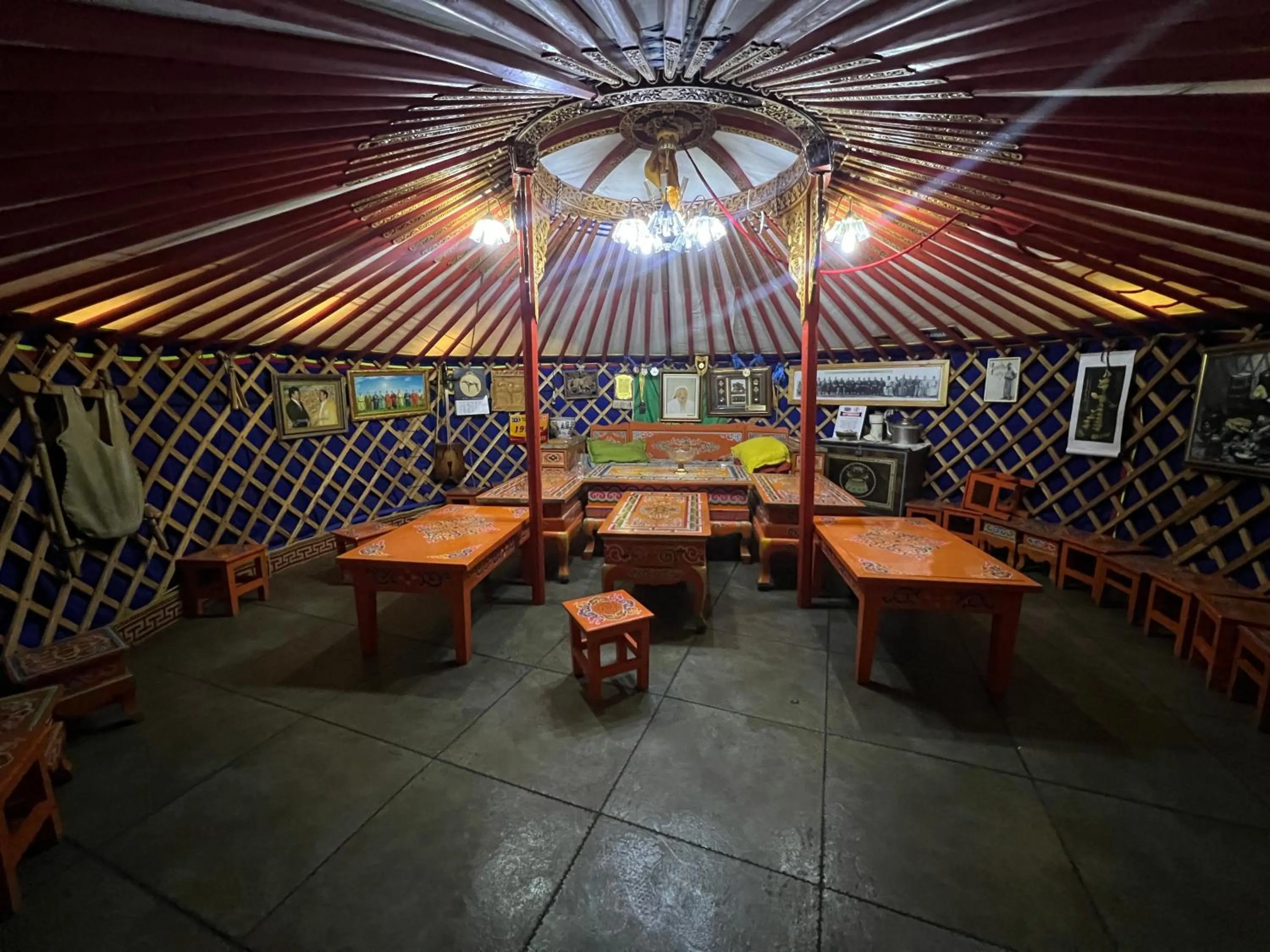 Restaurant/places to eat in Negdelchin Hotel & Service Apartment