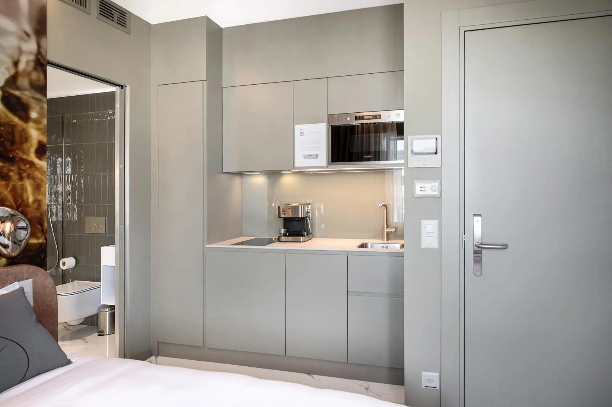 Kitchen or kitchenette, Bed in VISIONAPARTMENTS Lugano - contactless check-in