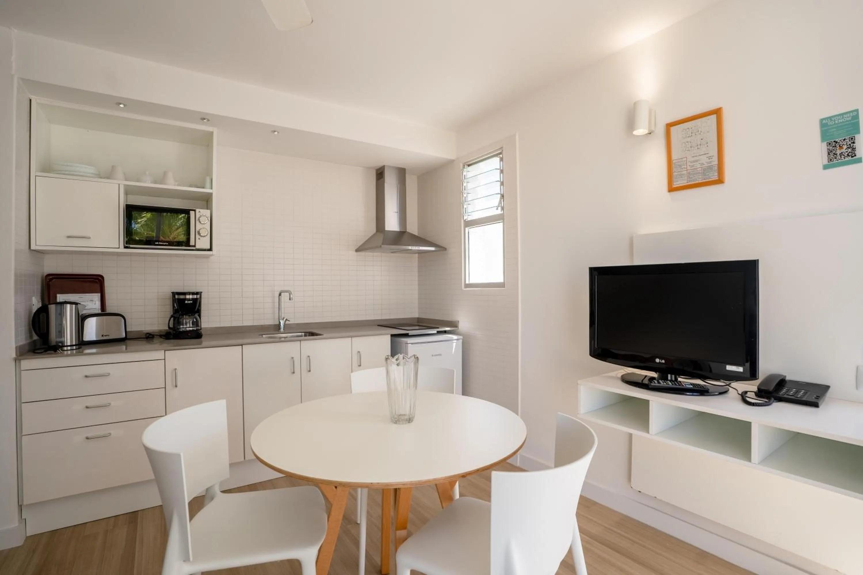 Photo of the whole room in Coral California - Adults Only