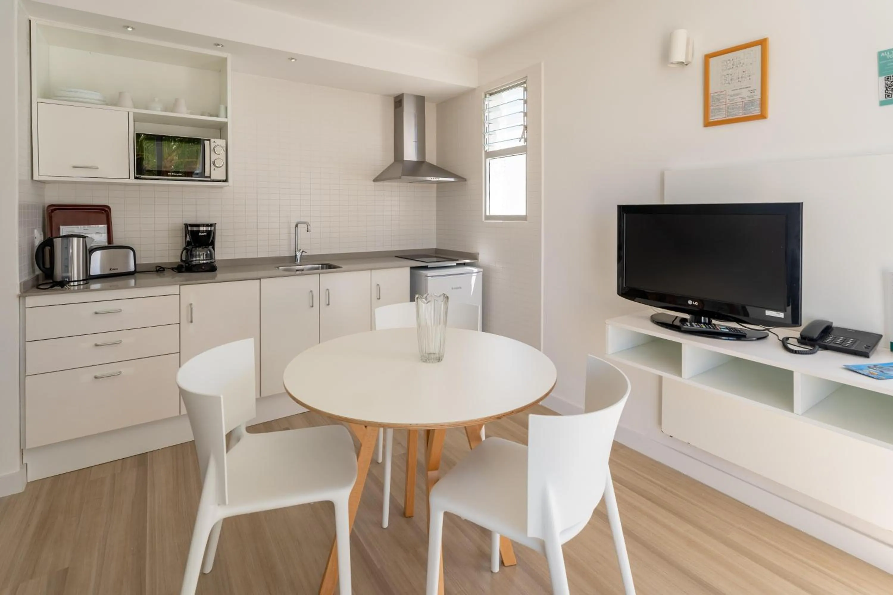 Photo of the whole room in Coral California - Adults Only