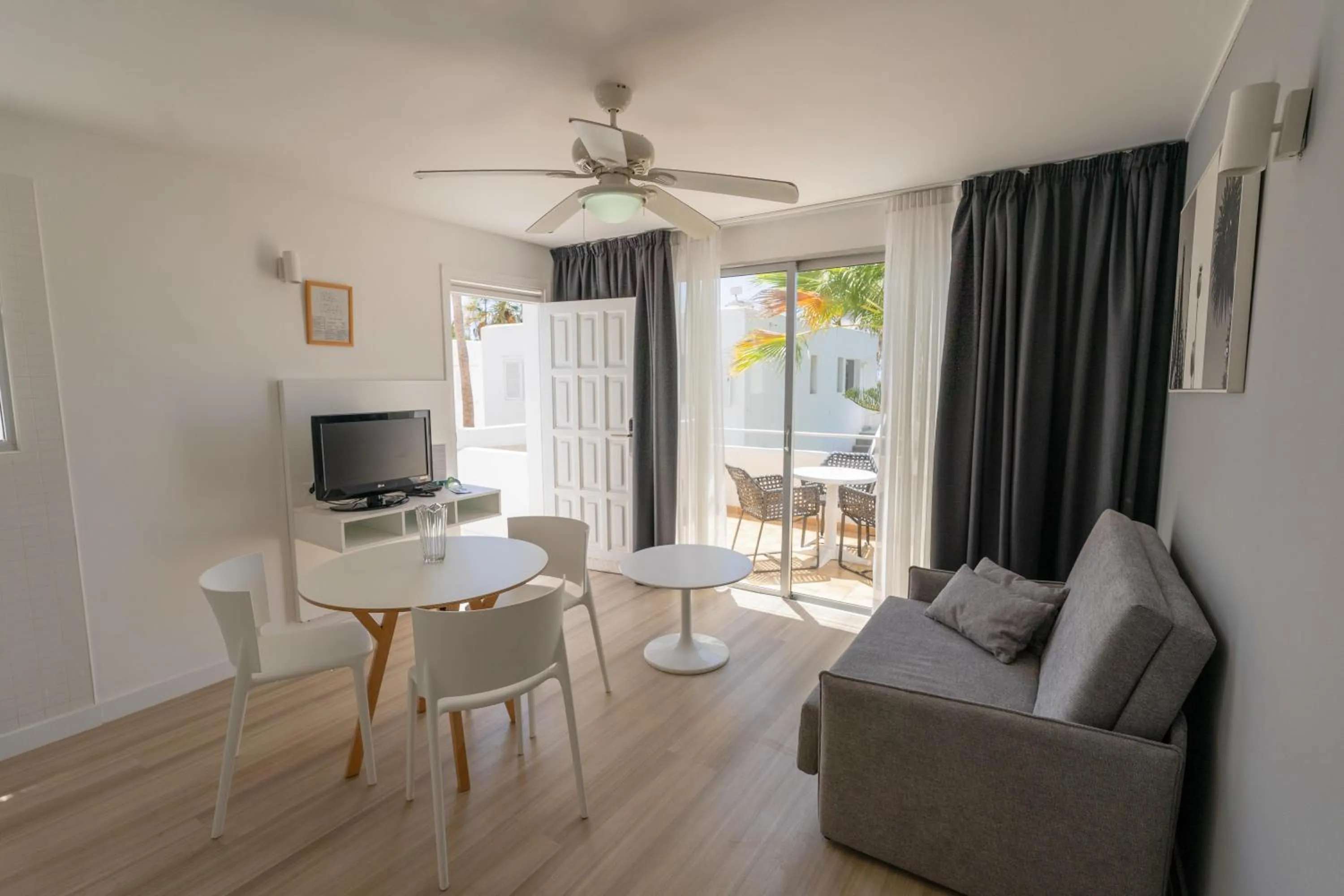 Photo of the whole room in Coral California - Adults Only