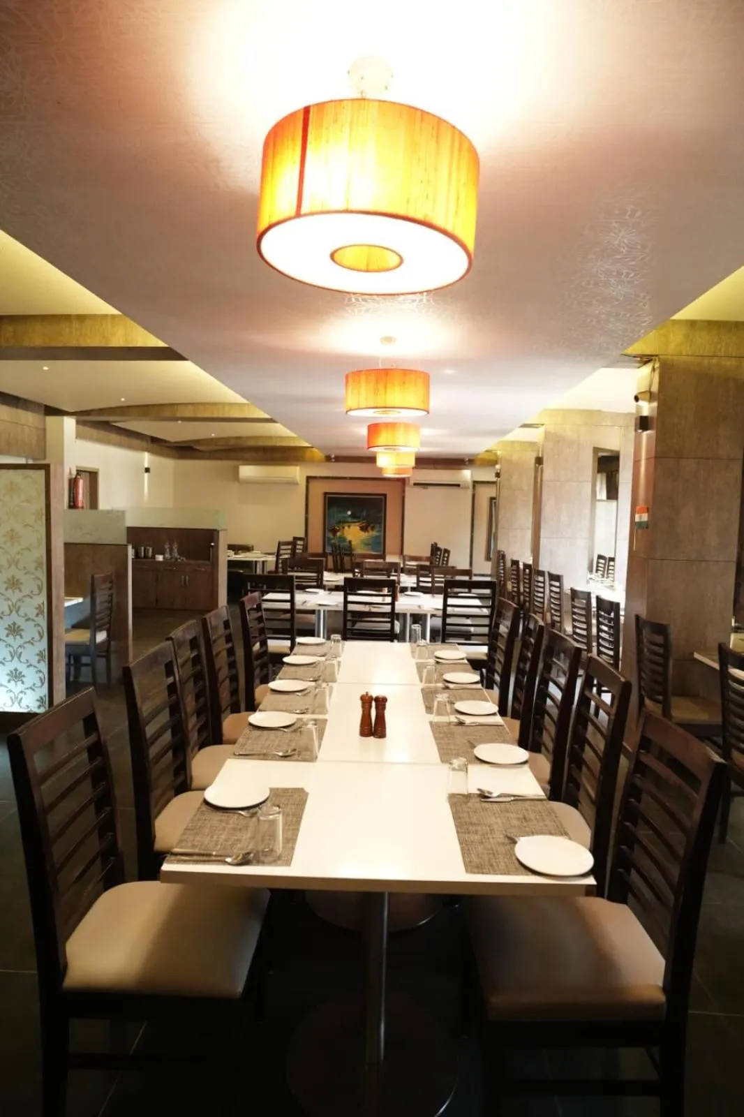 Restaurant/places to eat in HOTEL GRANDEUR