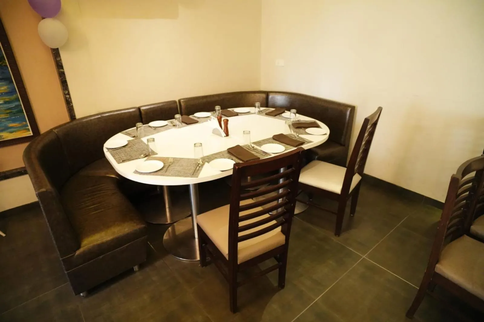 Restaurant/places to eat in HOTEL GRANDEUR