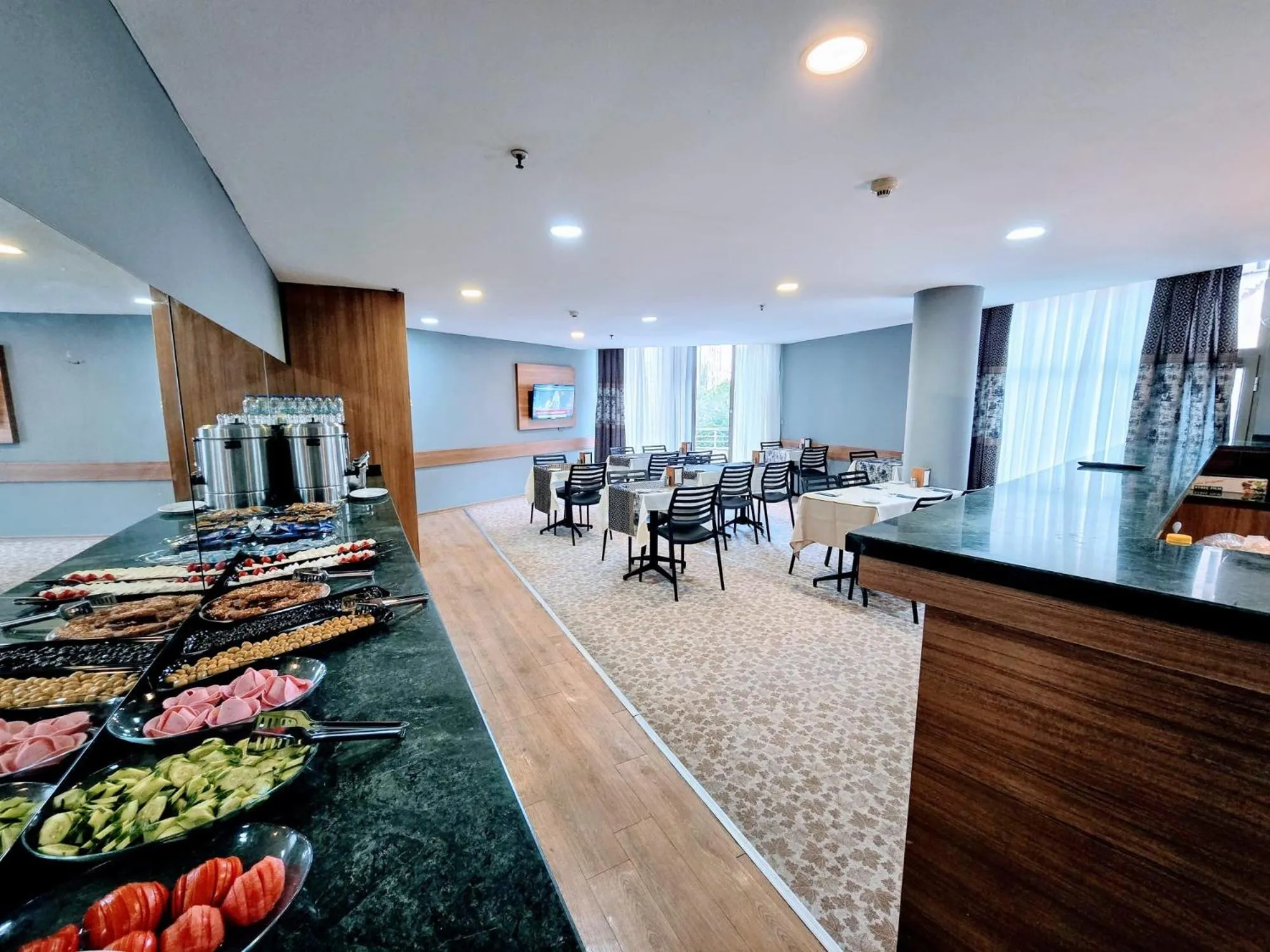 Restaurant/places to eat in Uyu Room Adana Hotel
