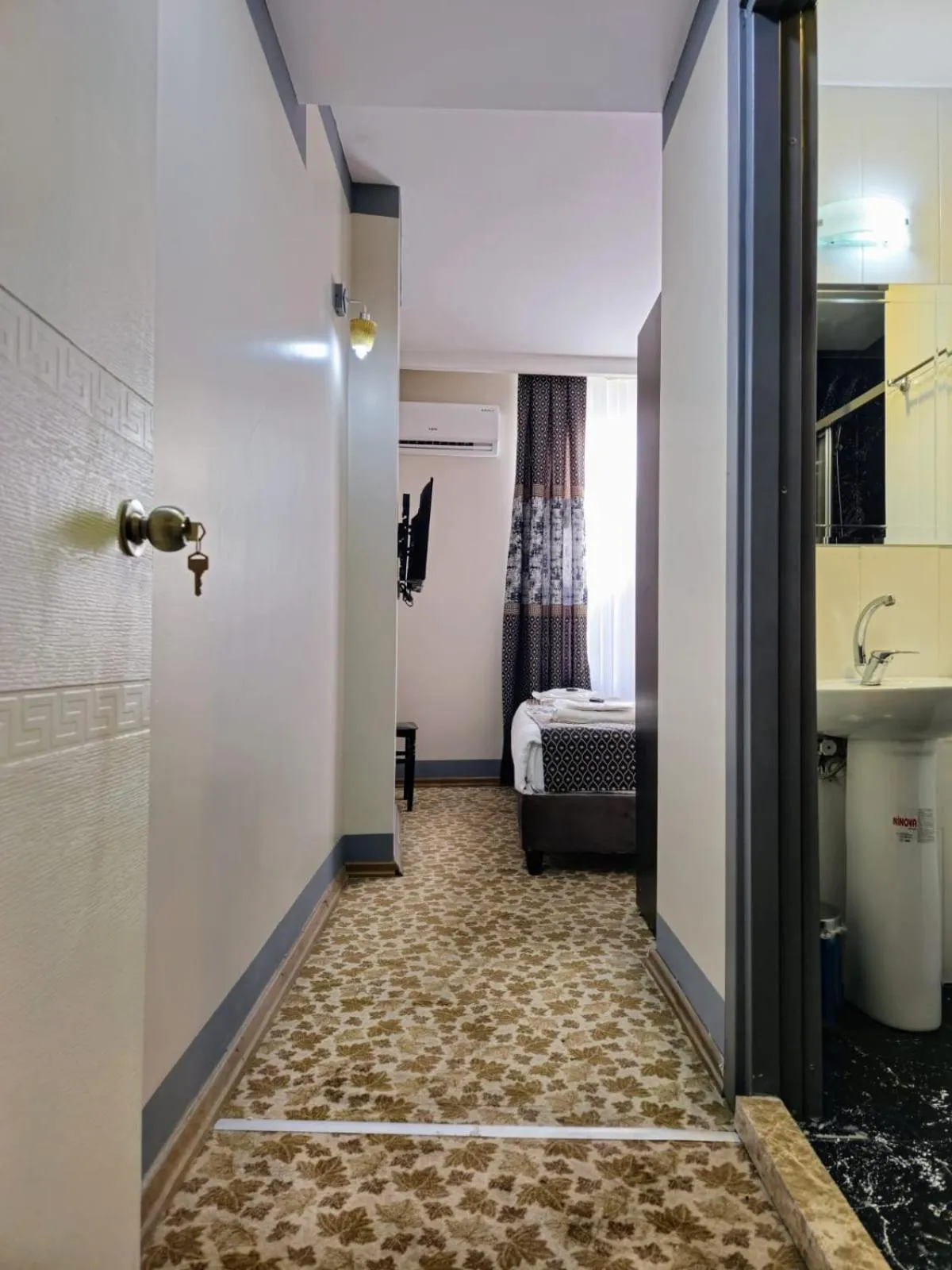 Shower, Bed in Uyu Room Adana Hotel