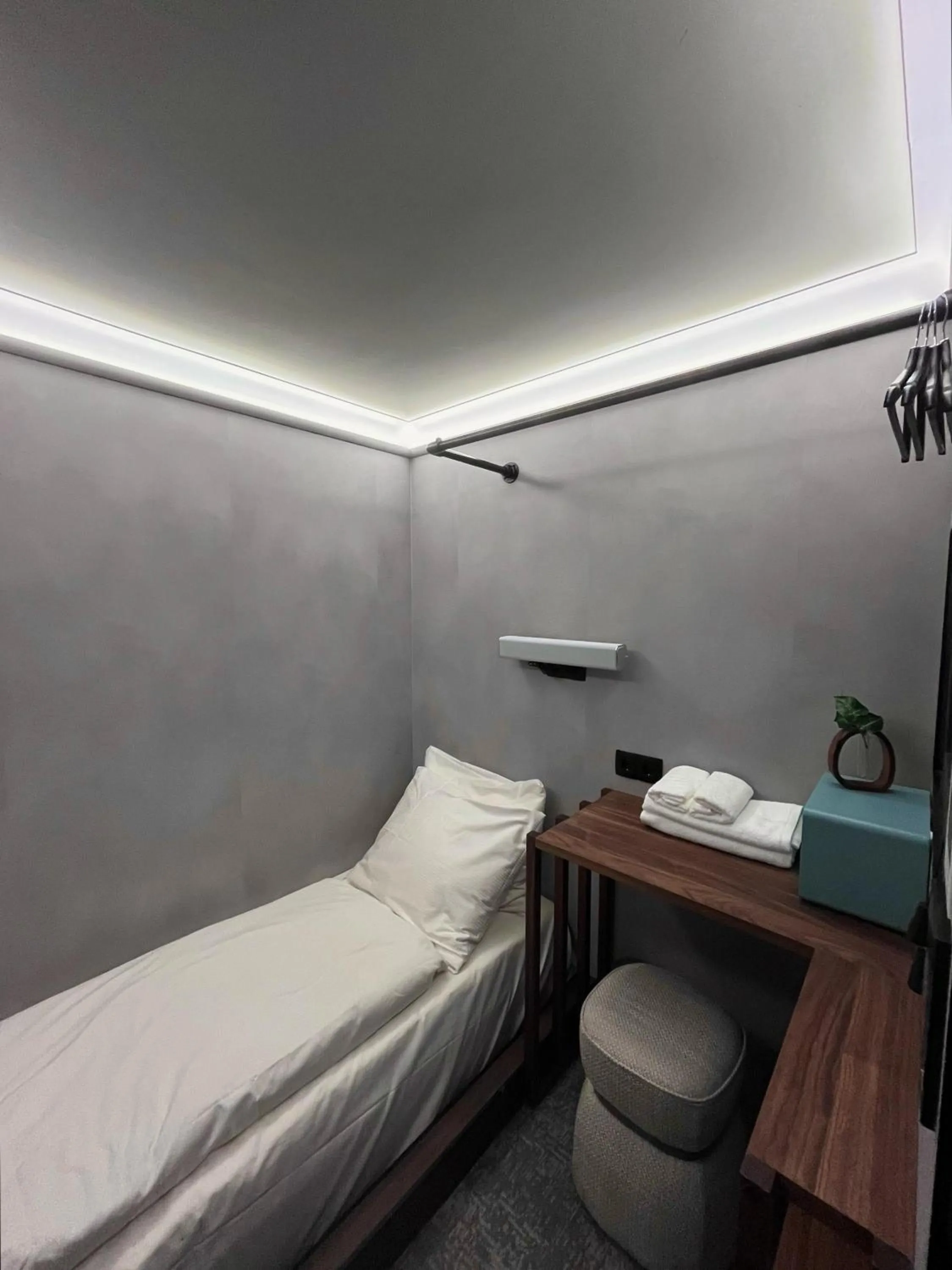 Bedroom, Bed in The Hyve Capsule hostel Amsterdam