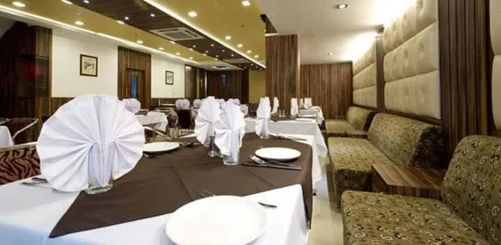 Restaurant/places to eat in Hotel Siddharth palace