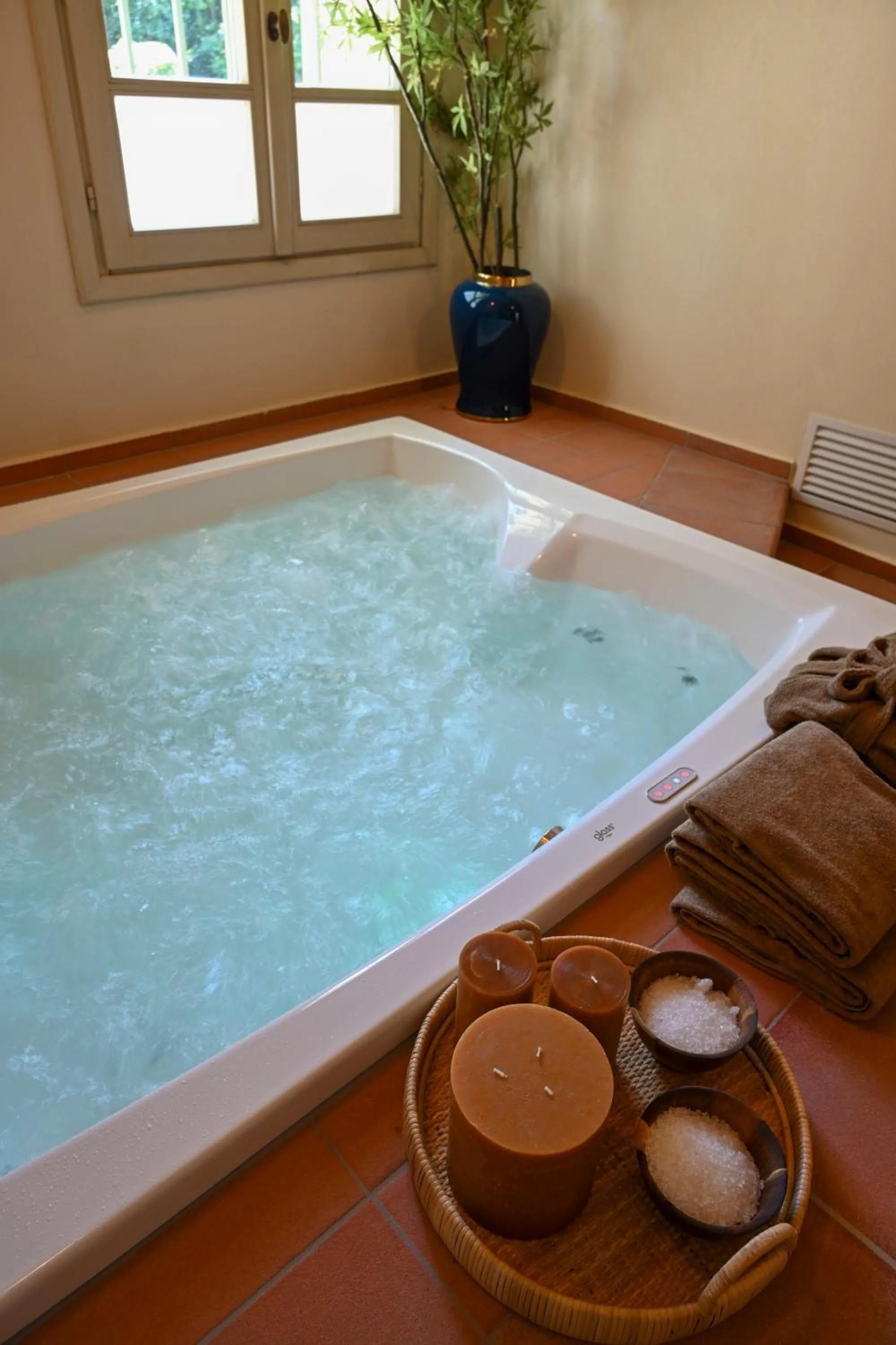 Hot Tub in Elizabeth Country House, a Member of Design Hotels