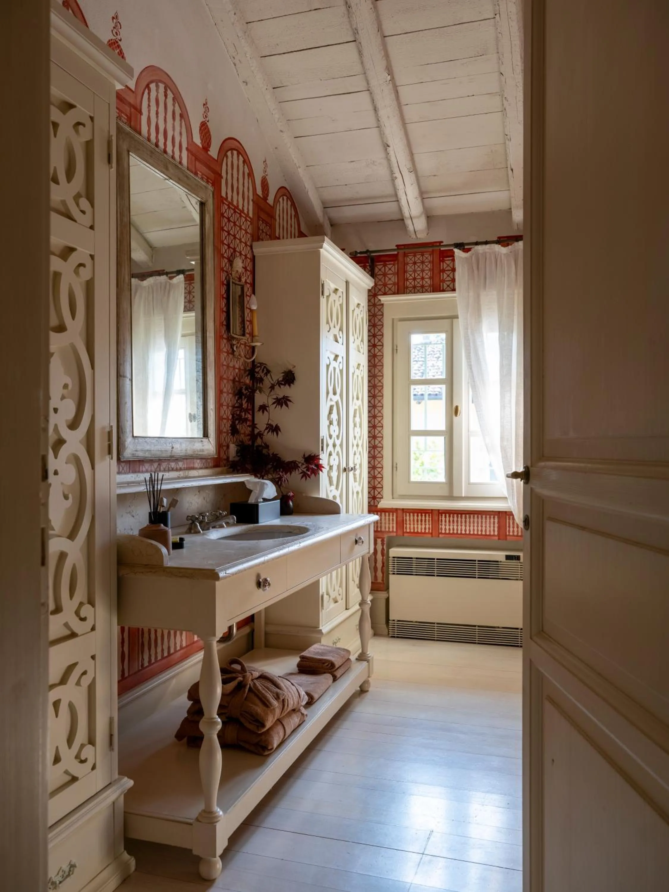 Bathroom, Bed in Elizabeth Country House, a Member of Design Hotels