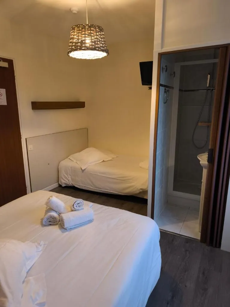 Bed in Le Parc aux Huîtres Hôtel Restaurant