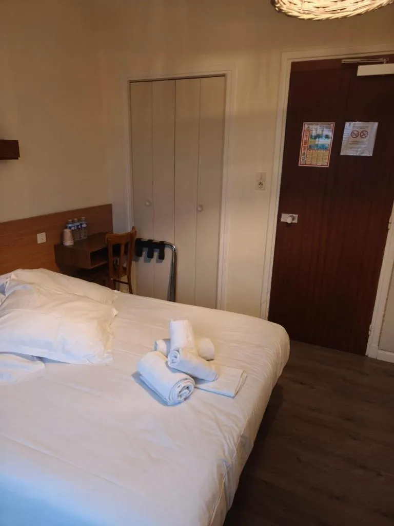 Bed in Le Parc aux Huîtres Hôtel Restaurant