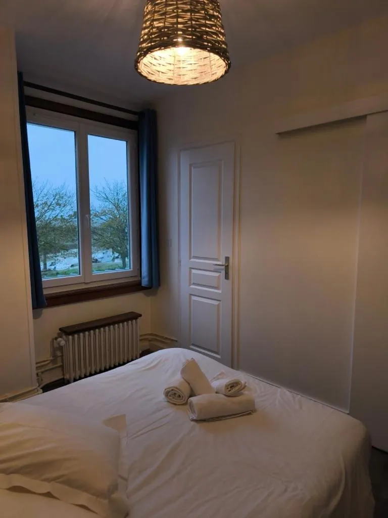 Bed in Le Parc aux Huîtres Hôtel Restaurant