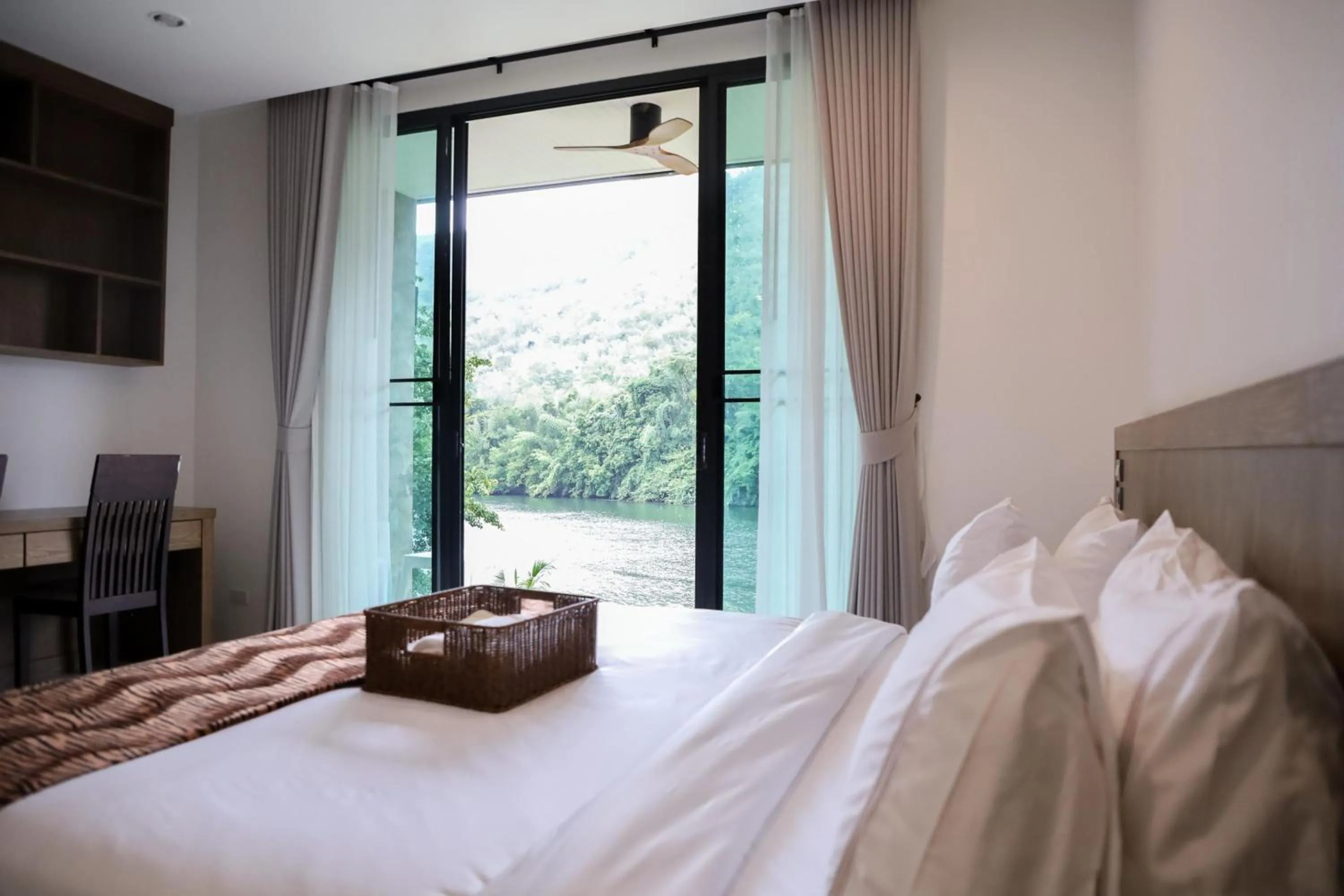 Mountain view, Bed in Tiger House River Kwai