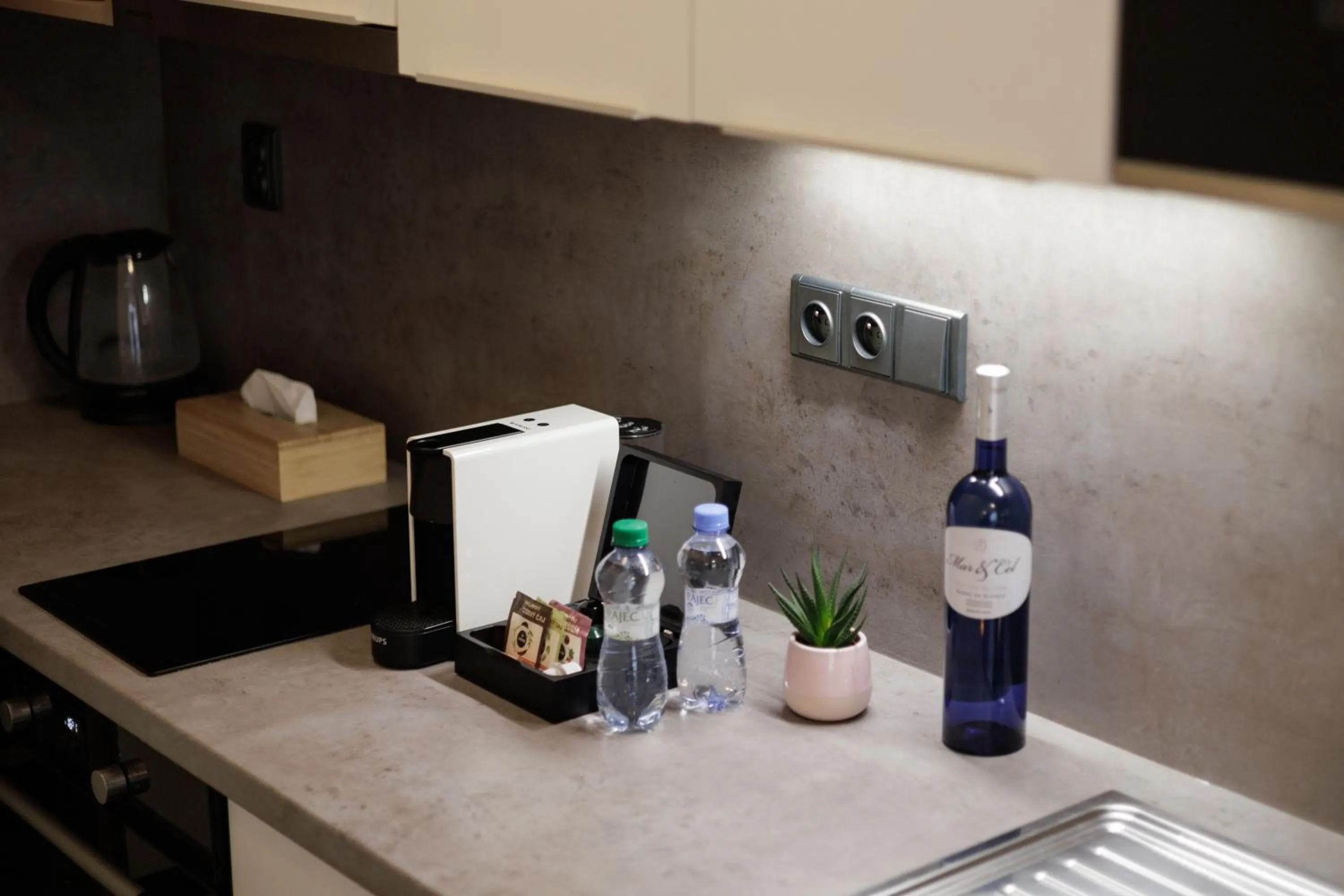 Coffee/tea facilities in River Apartments