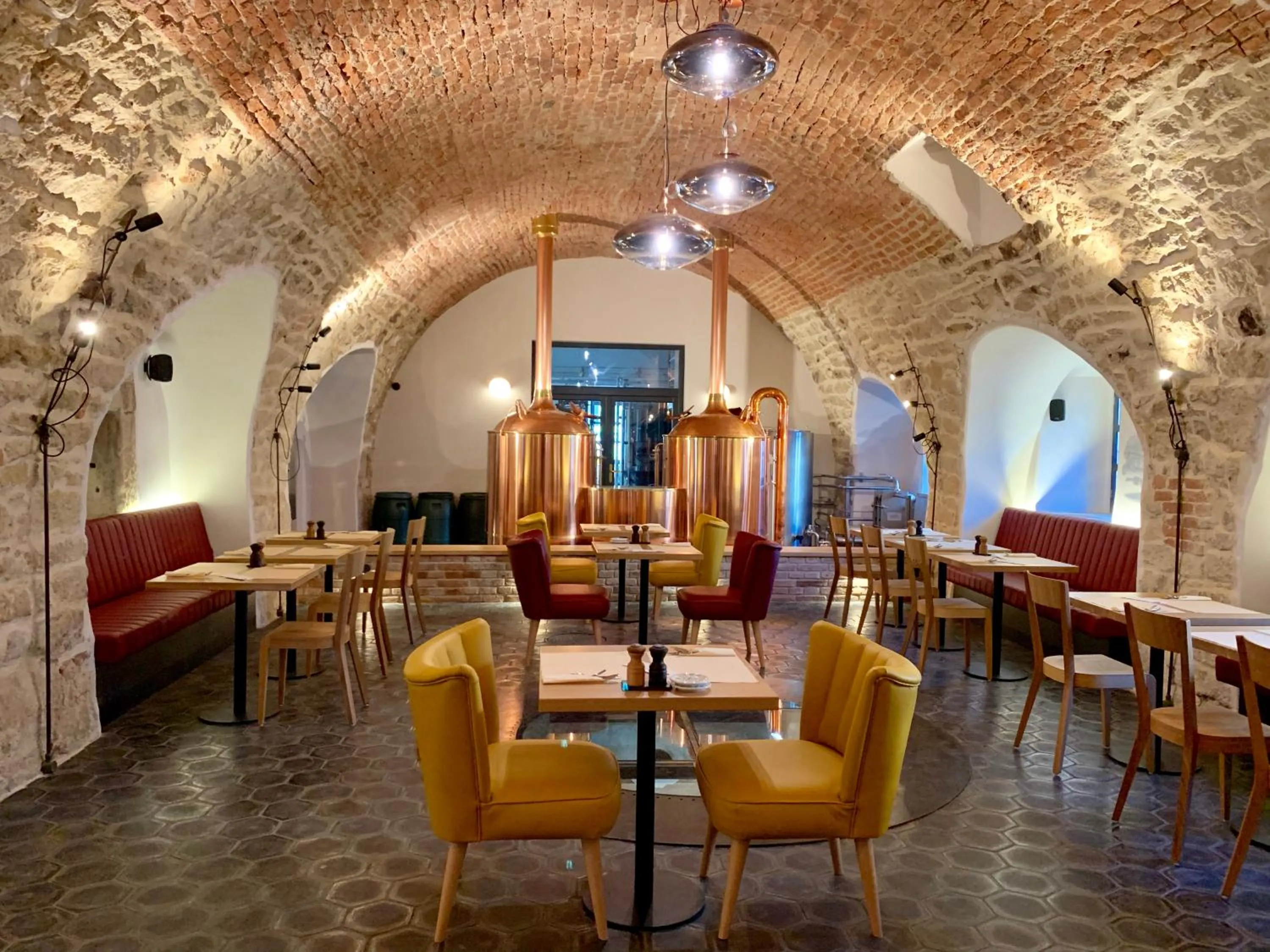 Restaurant/places to eat in River Apartments