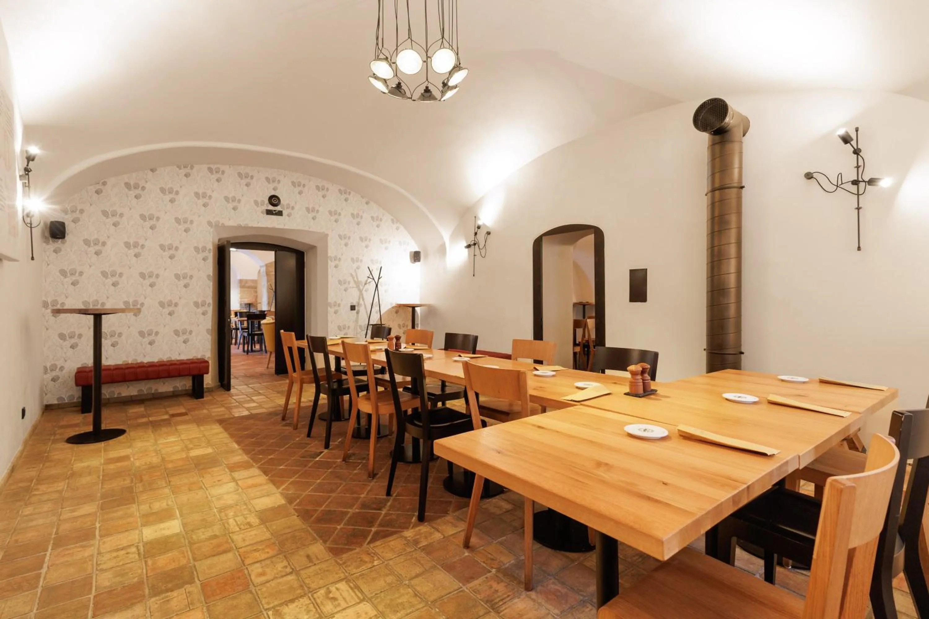 Restaurant/places to eat in River Apartments