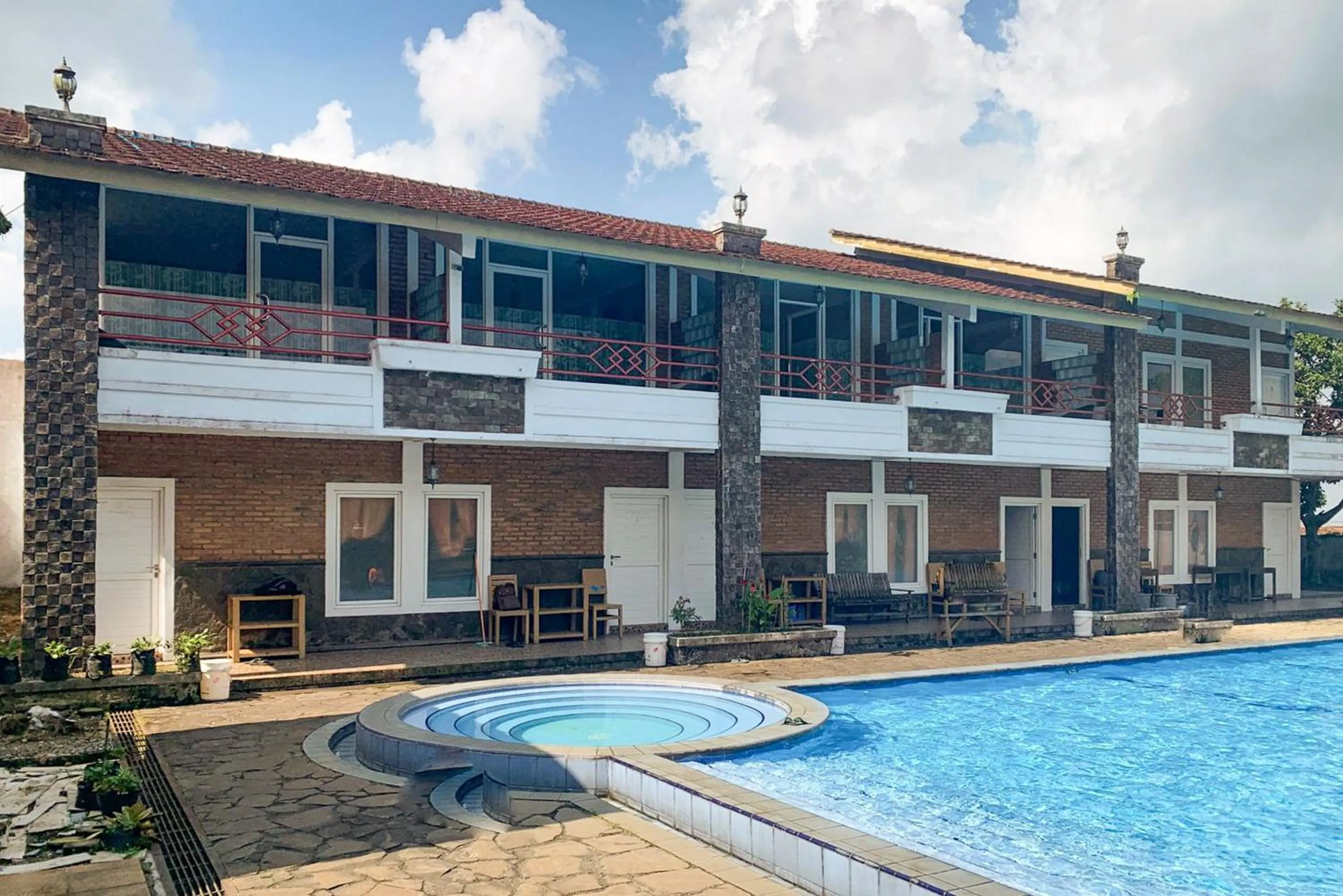 Property building in Urbanview Hotel Villa Q Gisting by RedDoorz