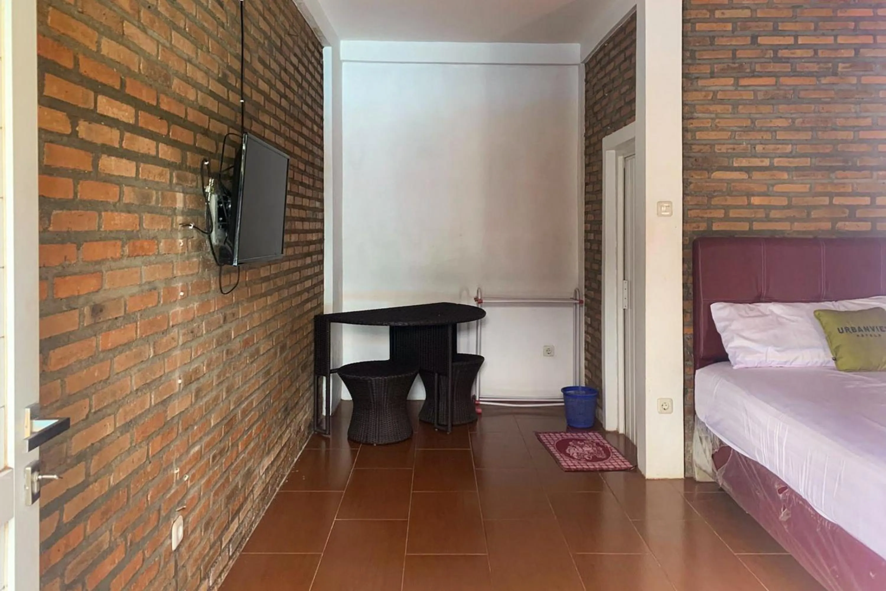 TV and multimedia, Bed in Urbanview Hotel Villa Q Gisting by RedDoorz