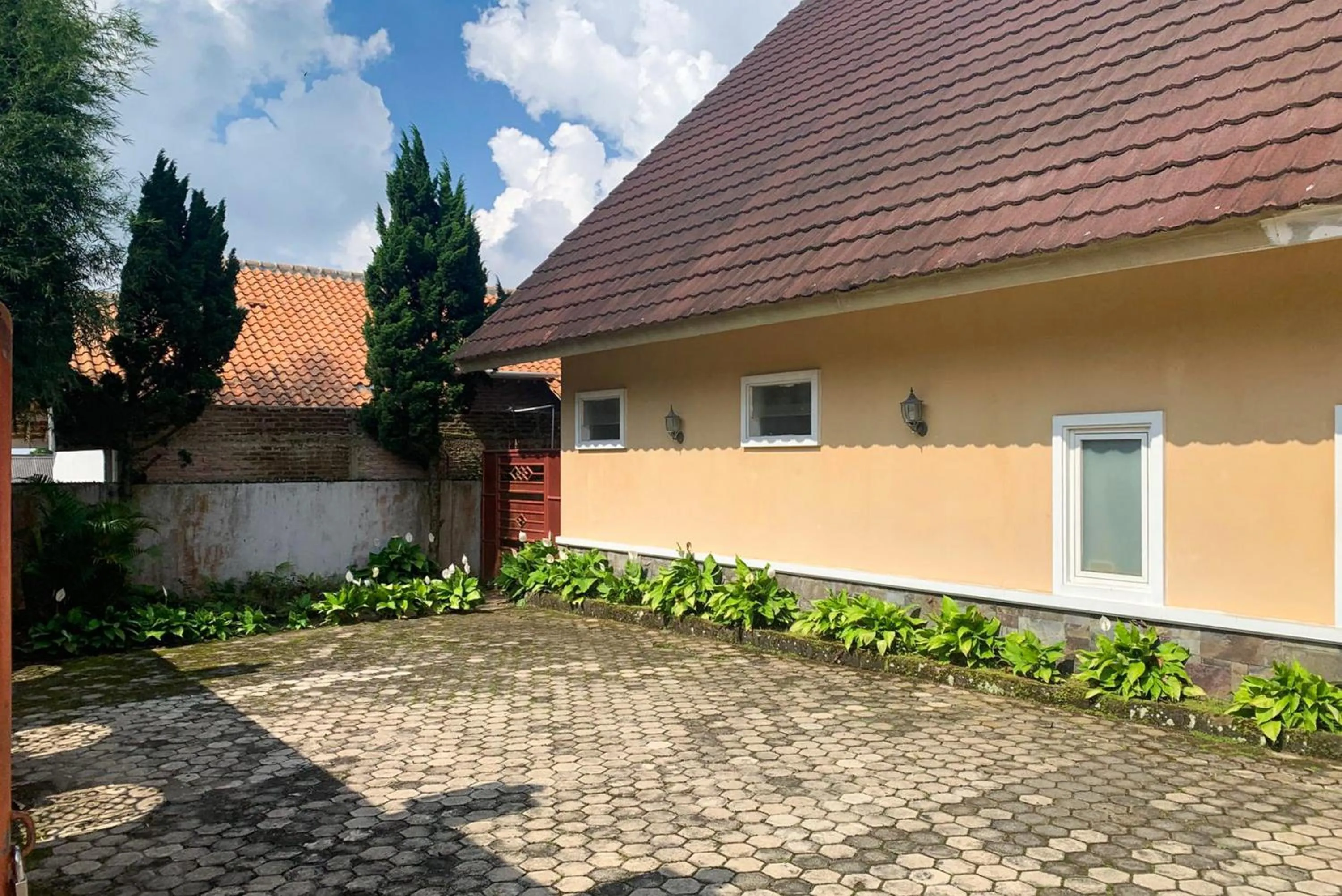 Property building in Urbanview Hotel Villa Q Gisting by RedDoorz