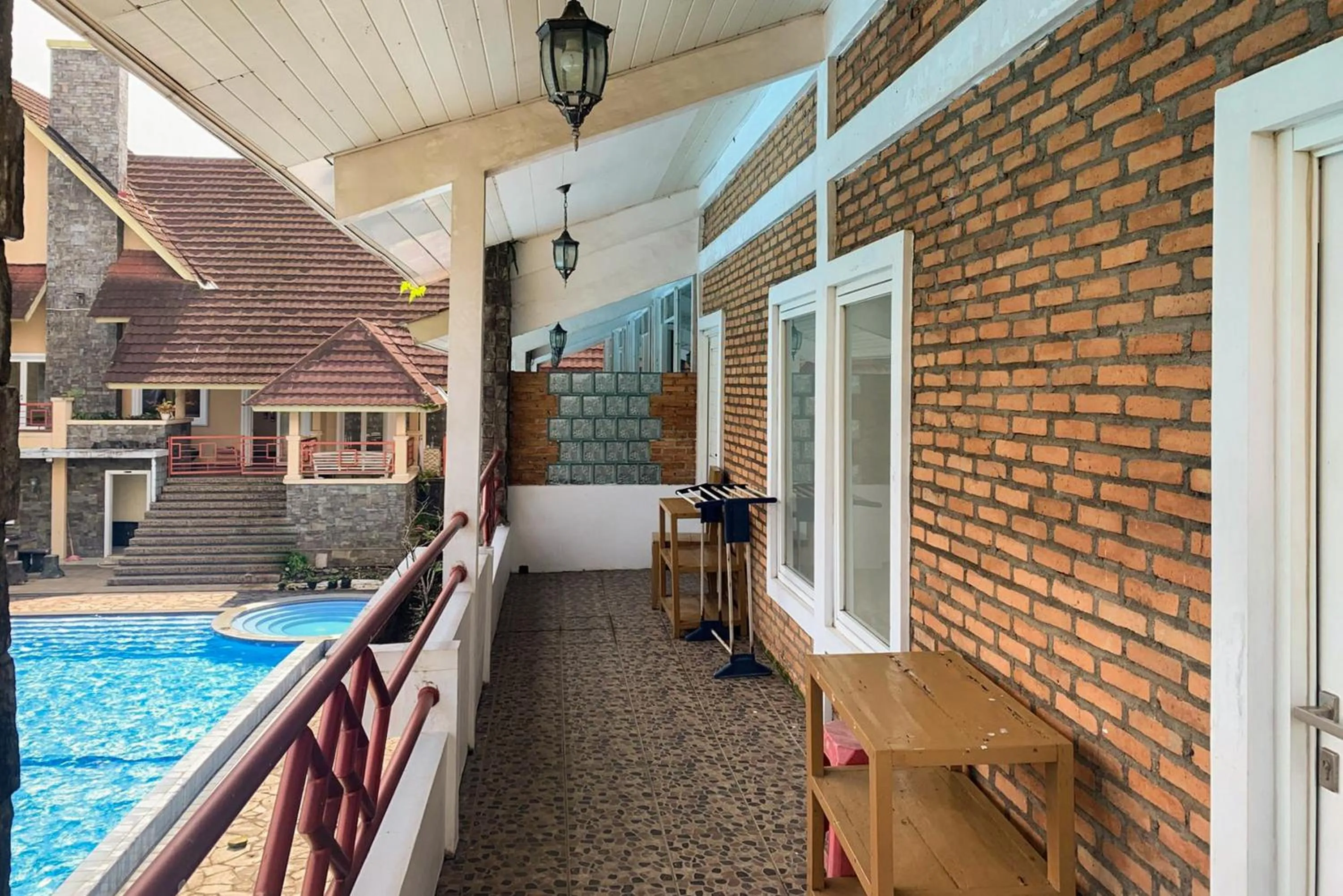 Balcony/Terrace in Urbanview Hotel Villa Q Gisting by RedDoorz