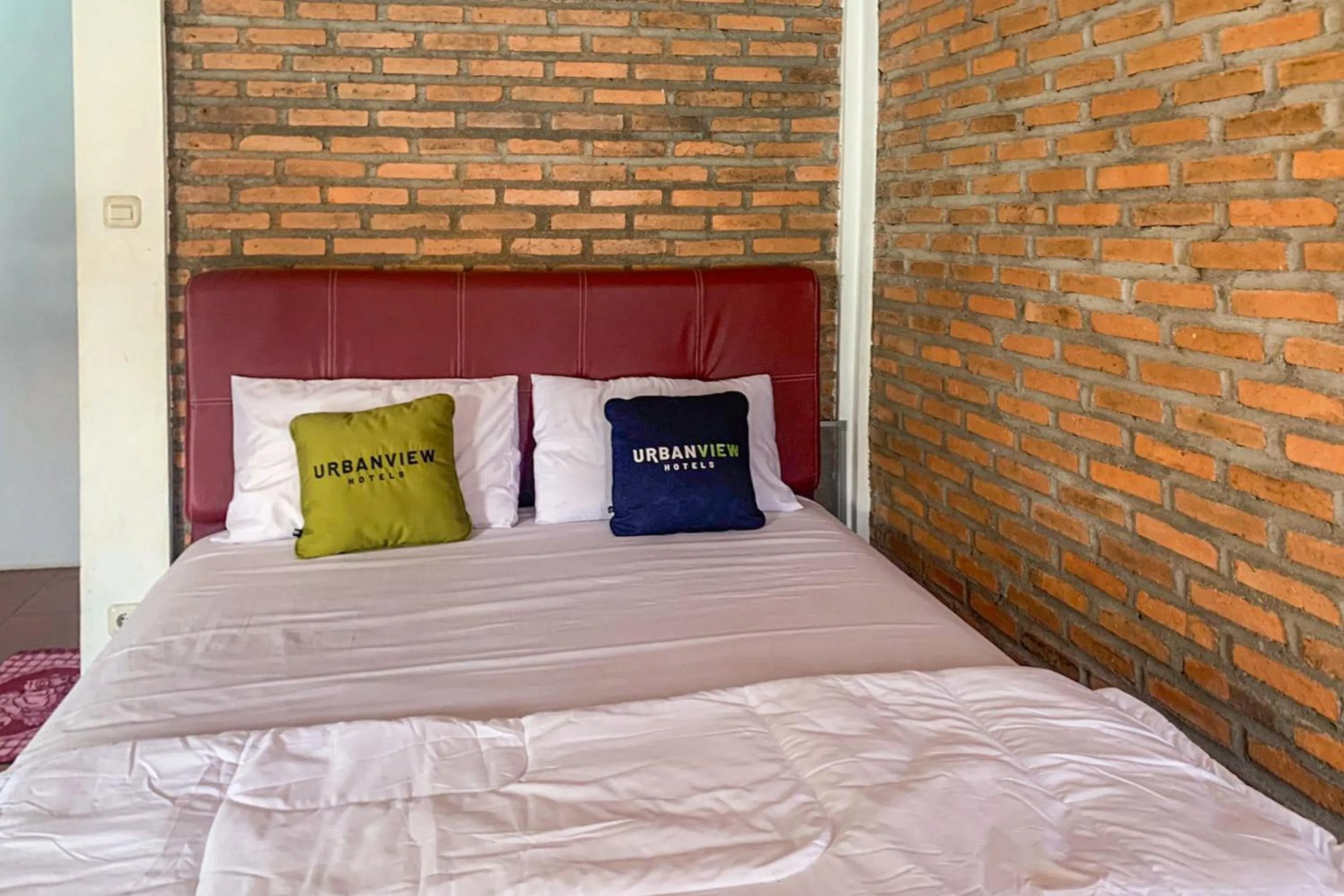 Bedroom, Bed in Urbanview Hotel Villa Q Gisting by RedDoorz