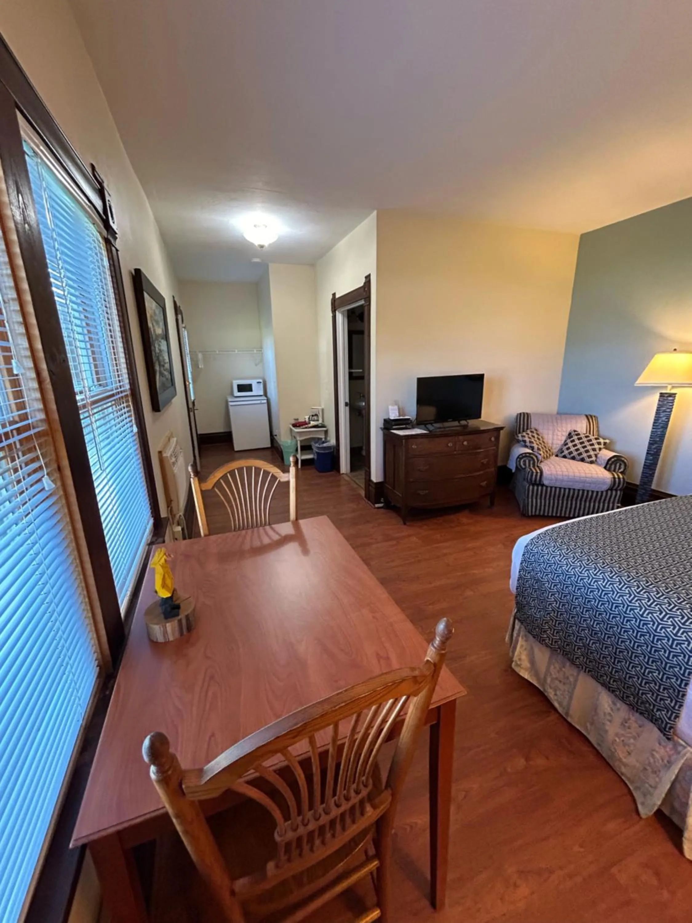 Bed in Harbor Light Inn