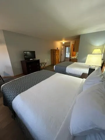 Bed in Harbor Light Inn