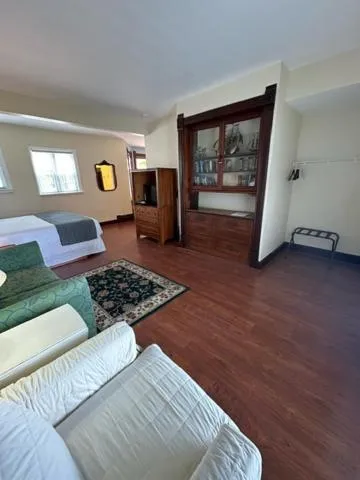 Bed in Harbor Light Inn