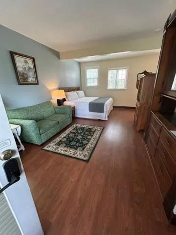 Bed in Harbor Light Inn