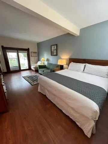 Bed in Harbor Light Inn