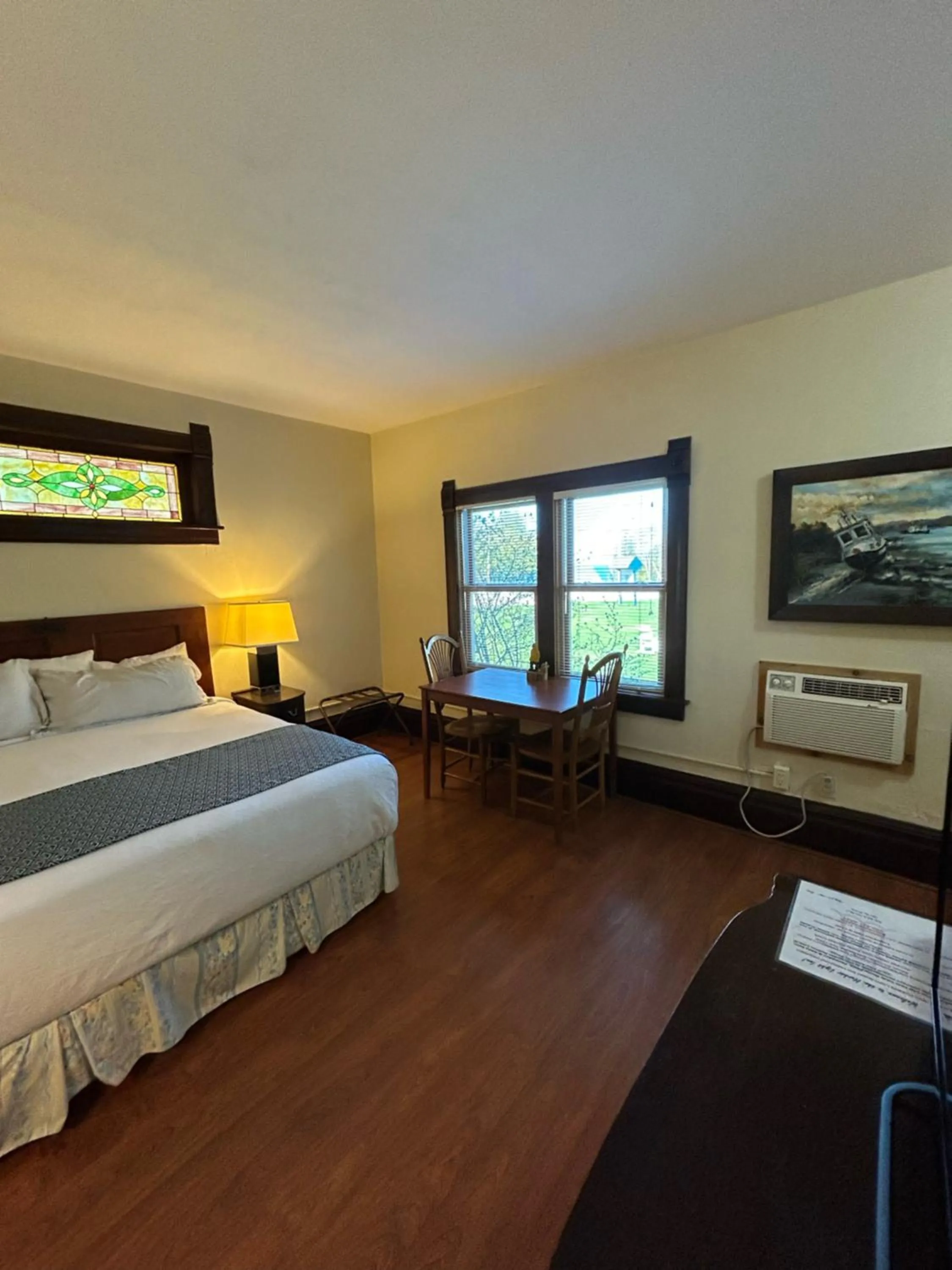 Bed in Harbor Light Inn