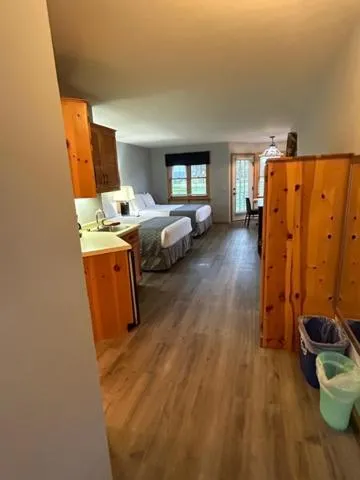 Bed in Harbor Light Inn