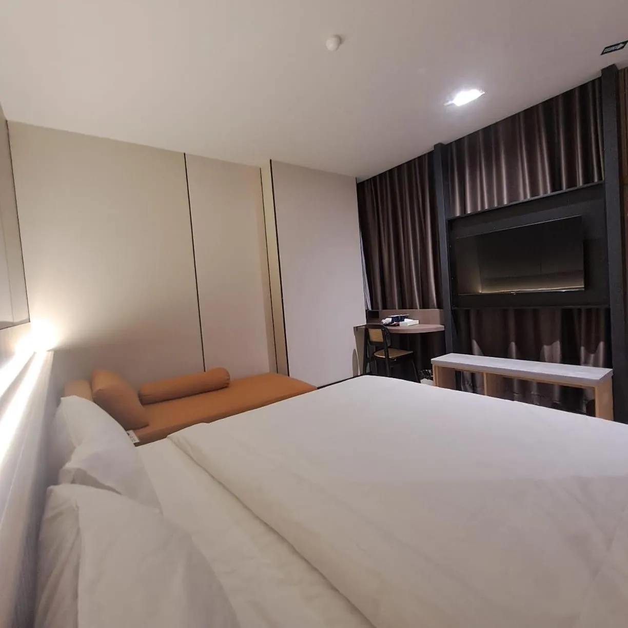 Bed in Urban Inn, Myra Meranti