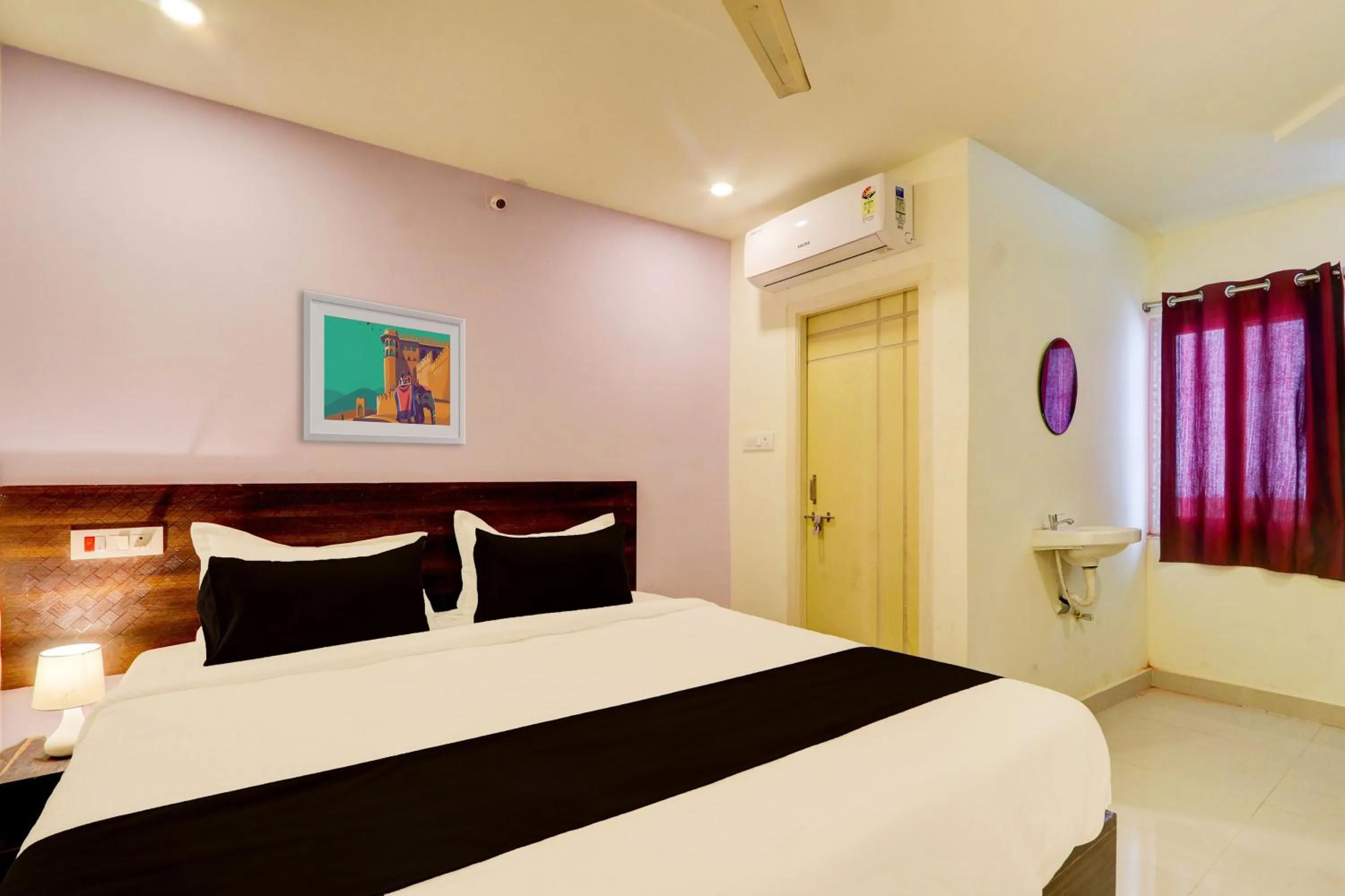 Bedroom, Bed in Hotel O S L N Grand