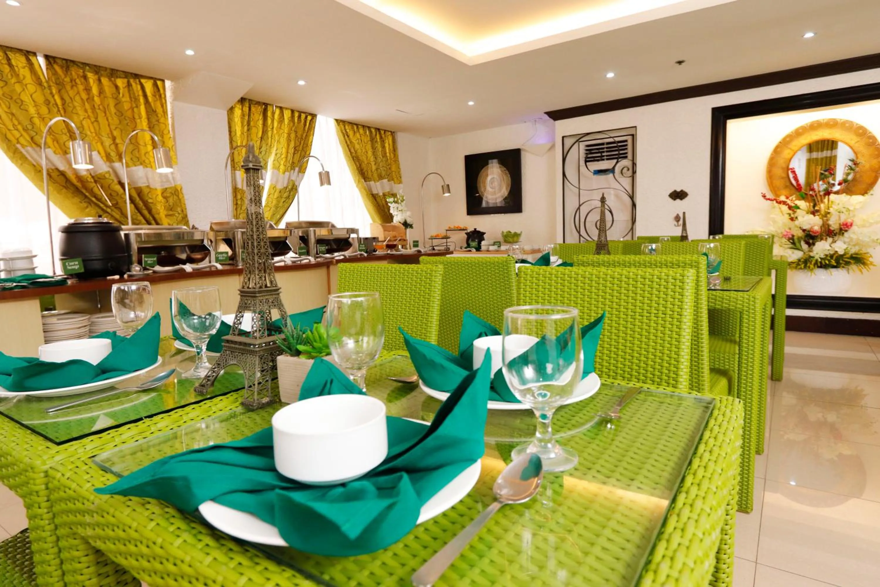 Restaurant/places to eat in Eurotel Las Pinas