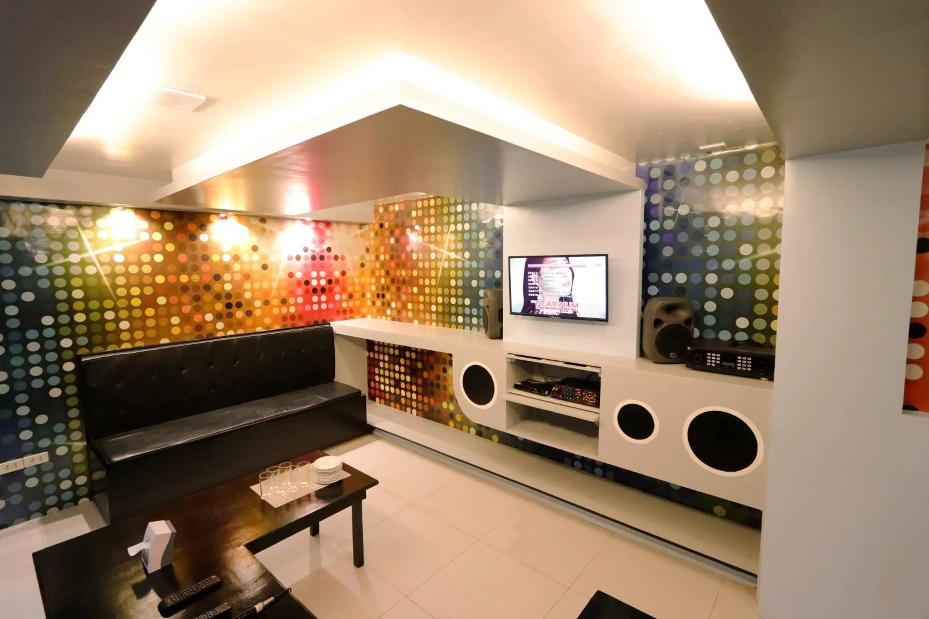 Communal lounge/ TV room in Eurotel Las Pinas