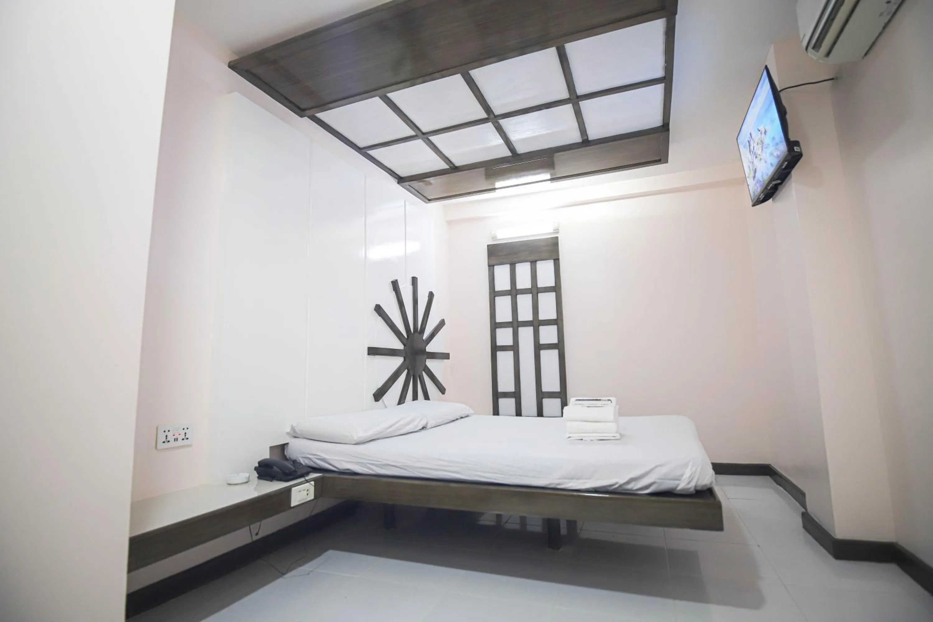 Bed in Astrotel Calamba