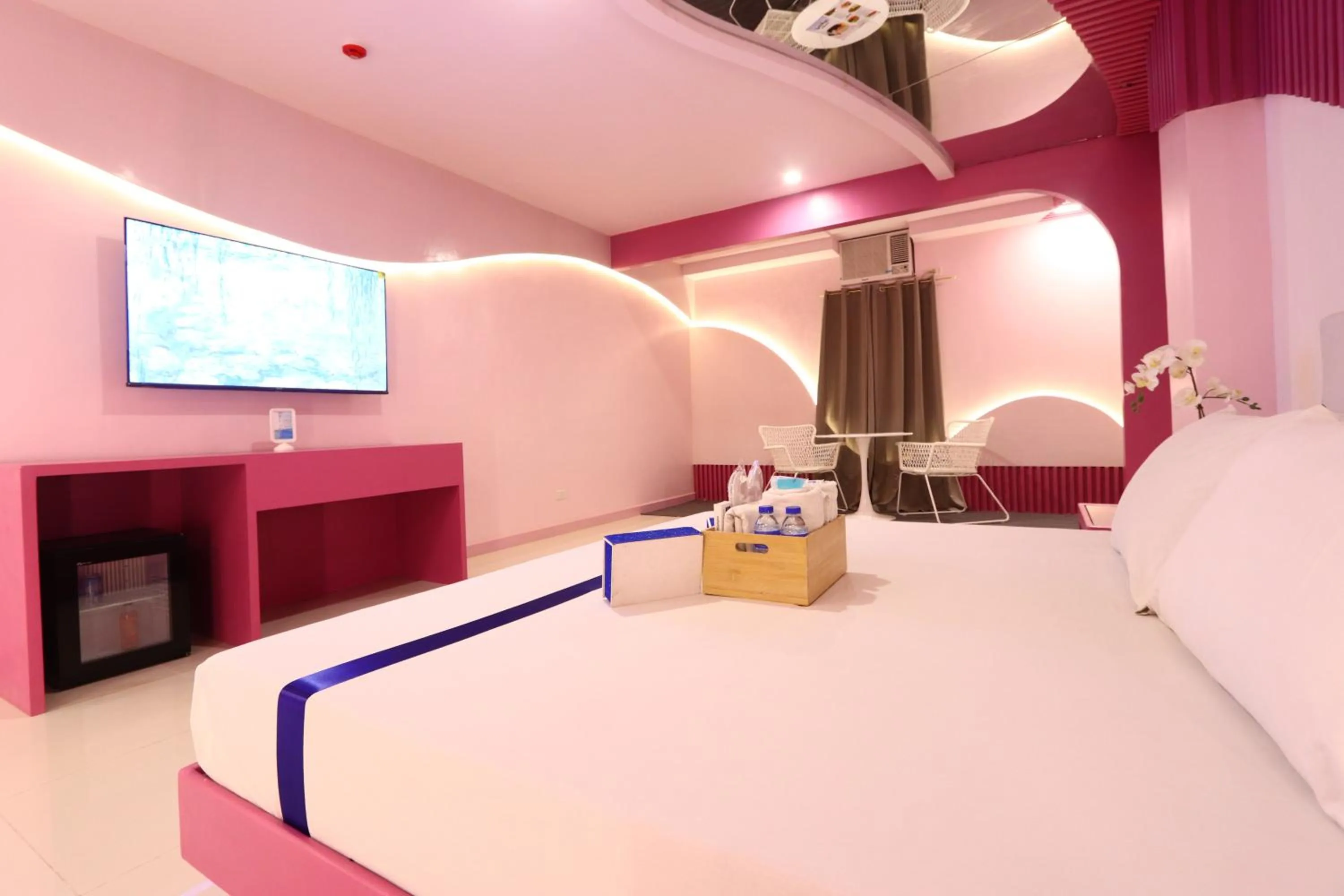 Bedroom, Bed in Hotel Dreamworld East Ortigas