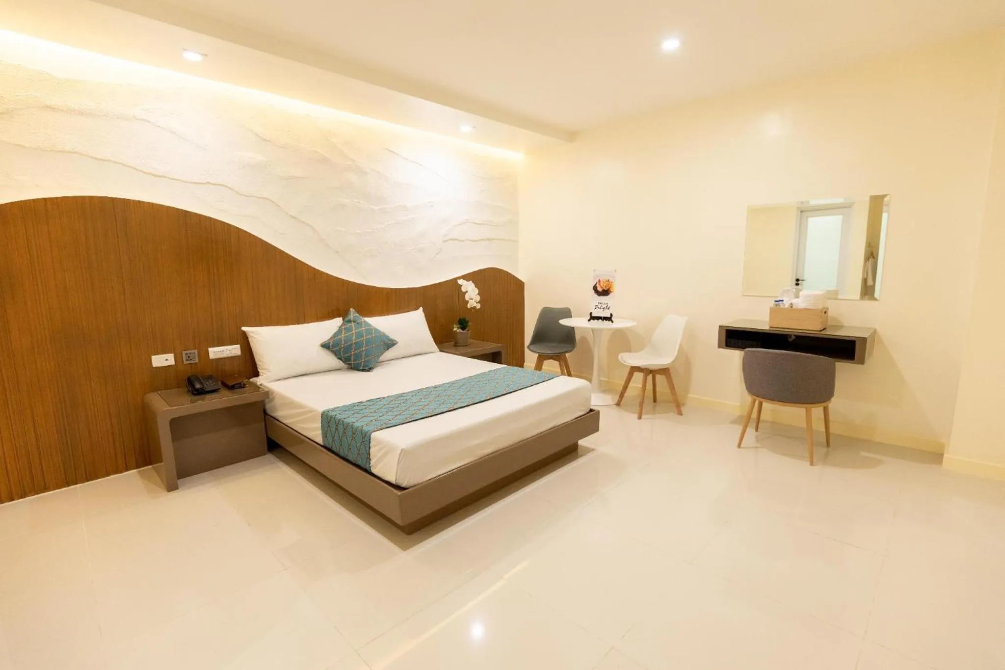 Photo of the whole room, Bed in Hotel Dreamworld East Ortigas