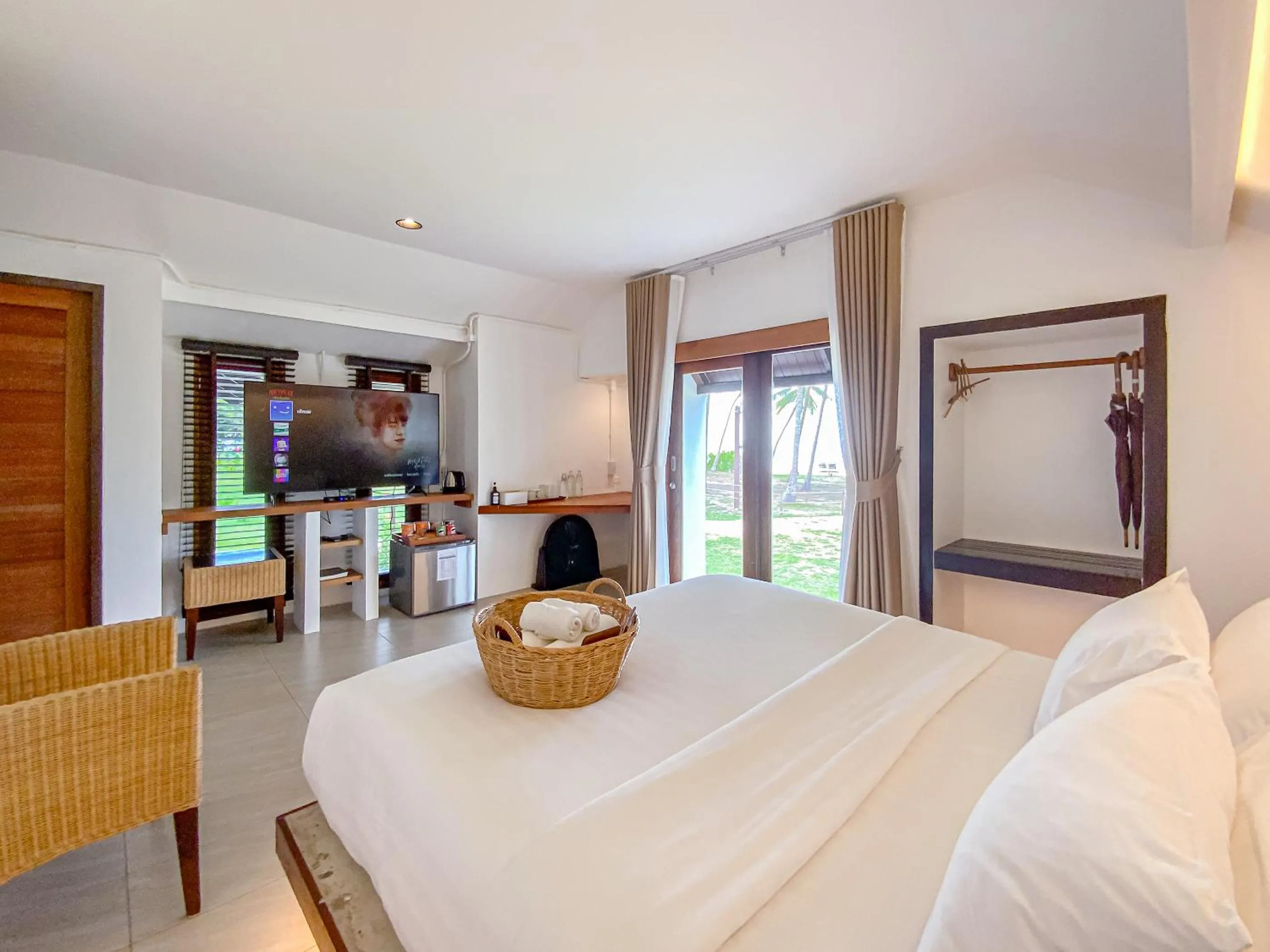 TV and multimedia, Bed in Chumphon Cabana Resort