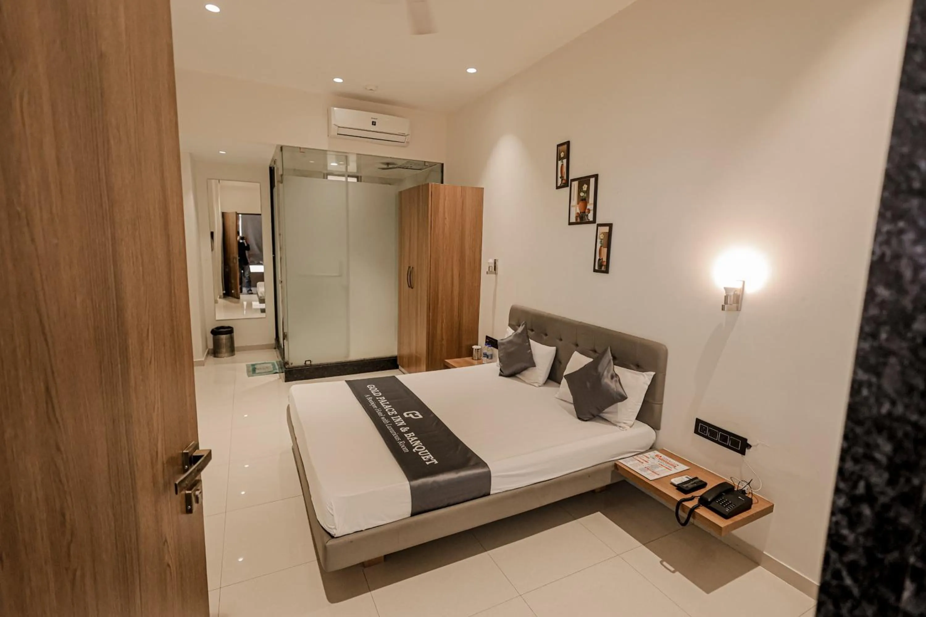 Bed in Hotel Gold Palace Inn