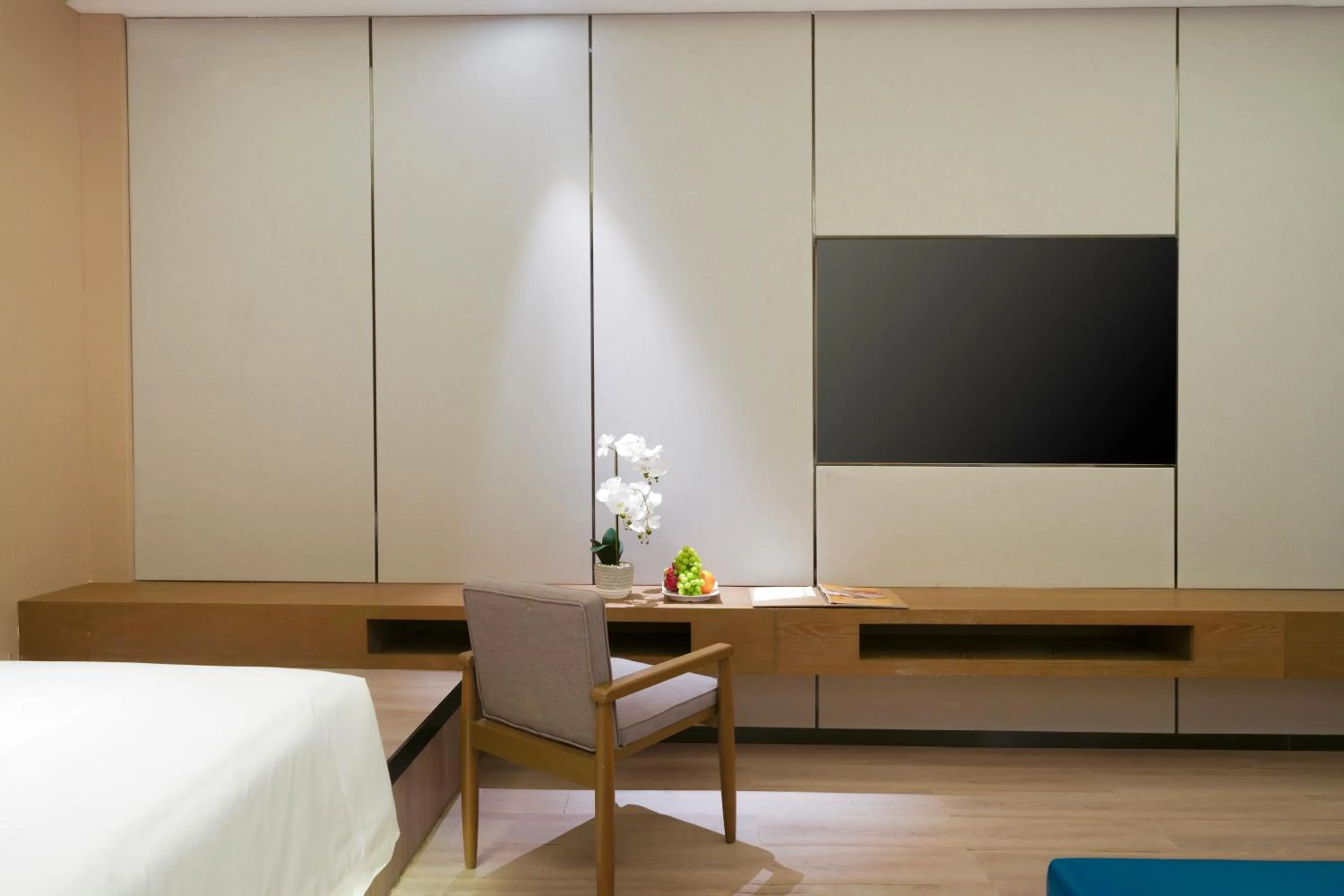 Communal lounge/ TV room, Bed in DongHu Resort Hotel